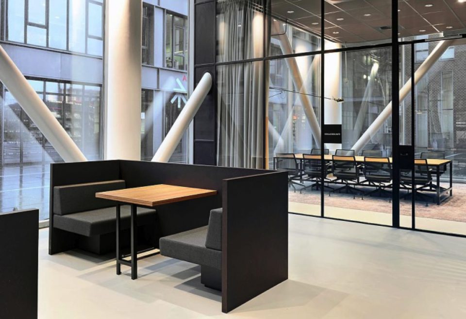 interieur kantoor met design meubels
