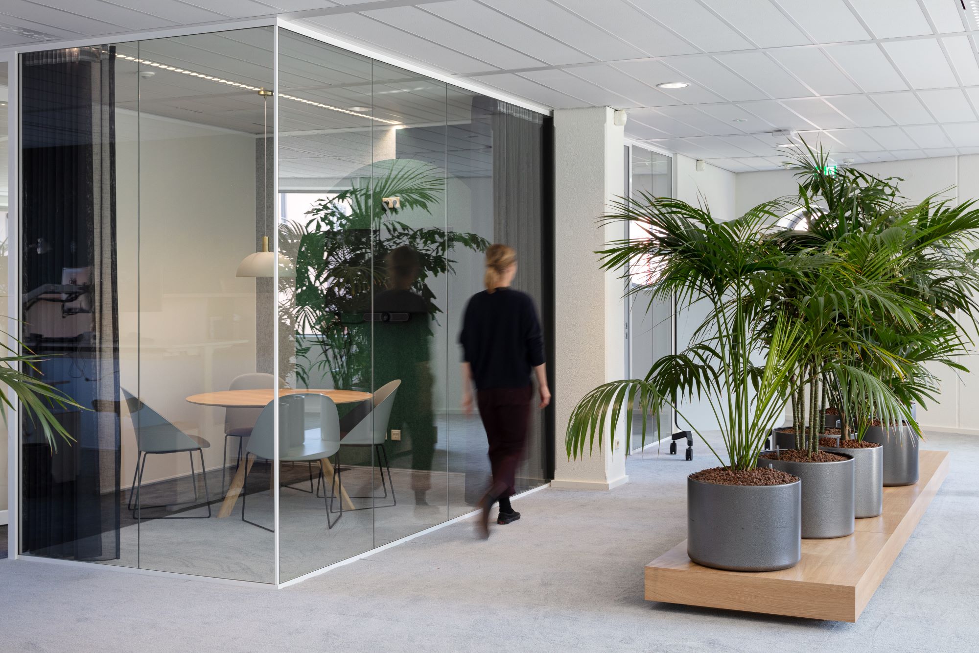 luxe interieur kantoor met interieurbeplanting