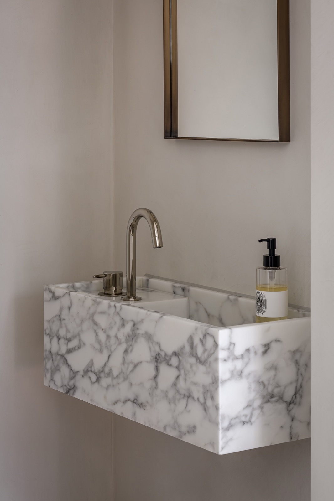 wastafel met design kraan