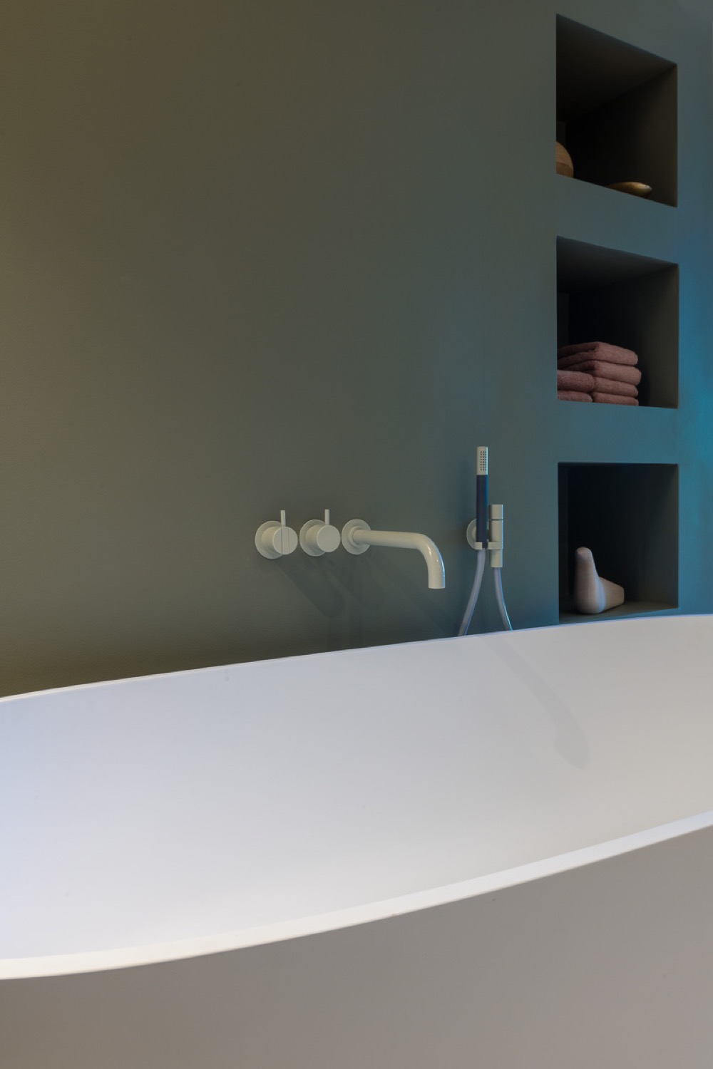 bad met grijze design kranen