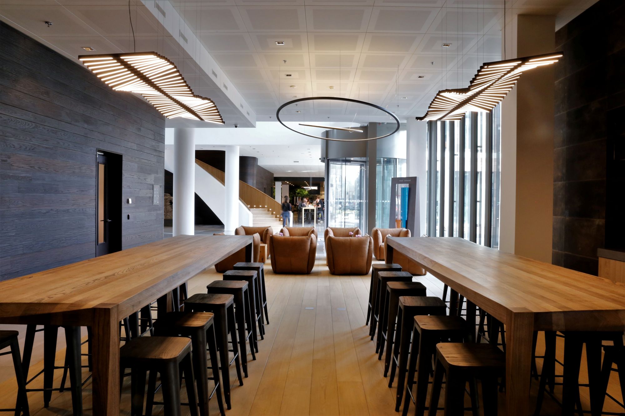 zitgedeelte met hoge tafels