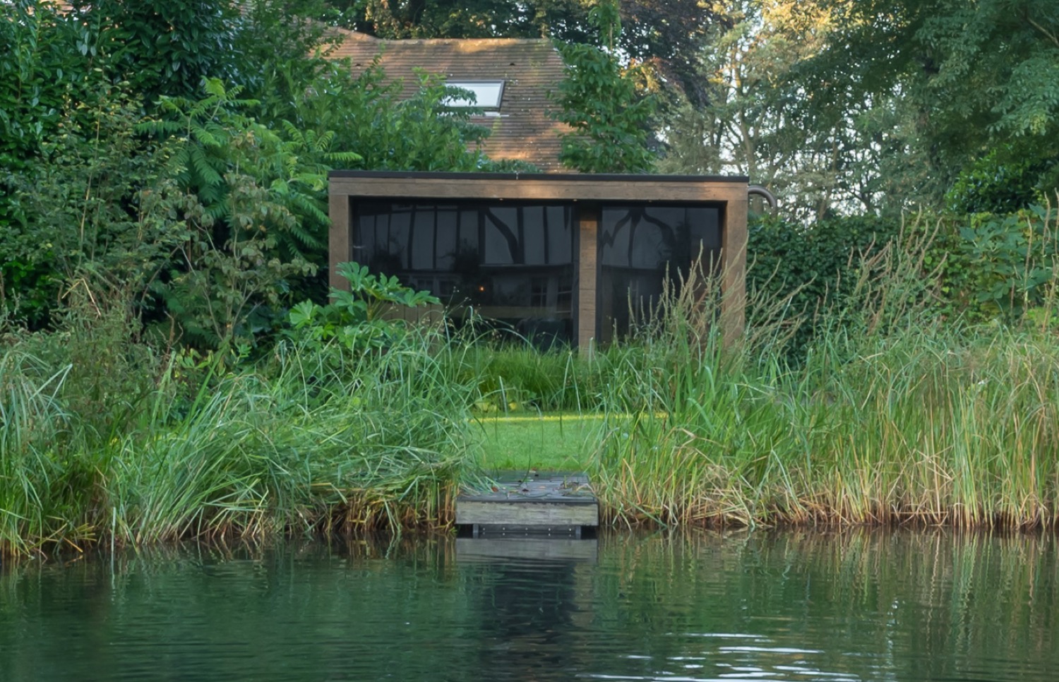sauna aan zwemvijver