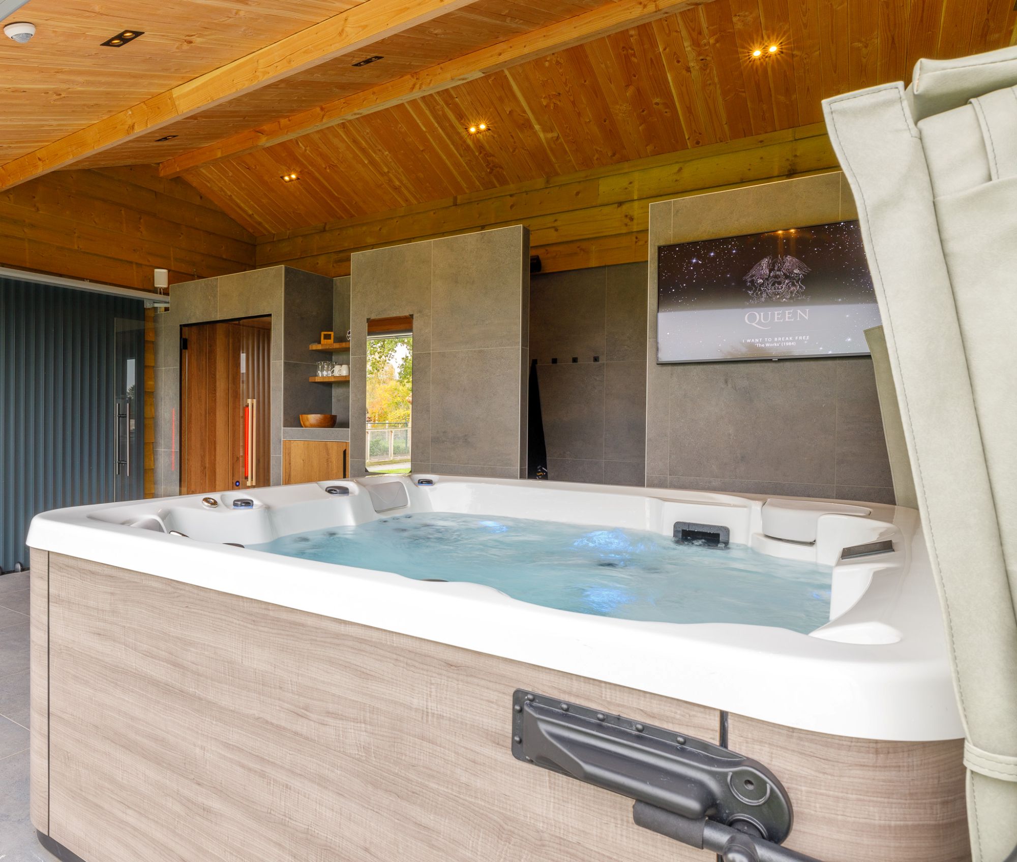 luxe jacuzzi