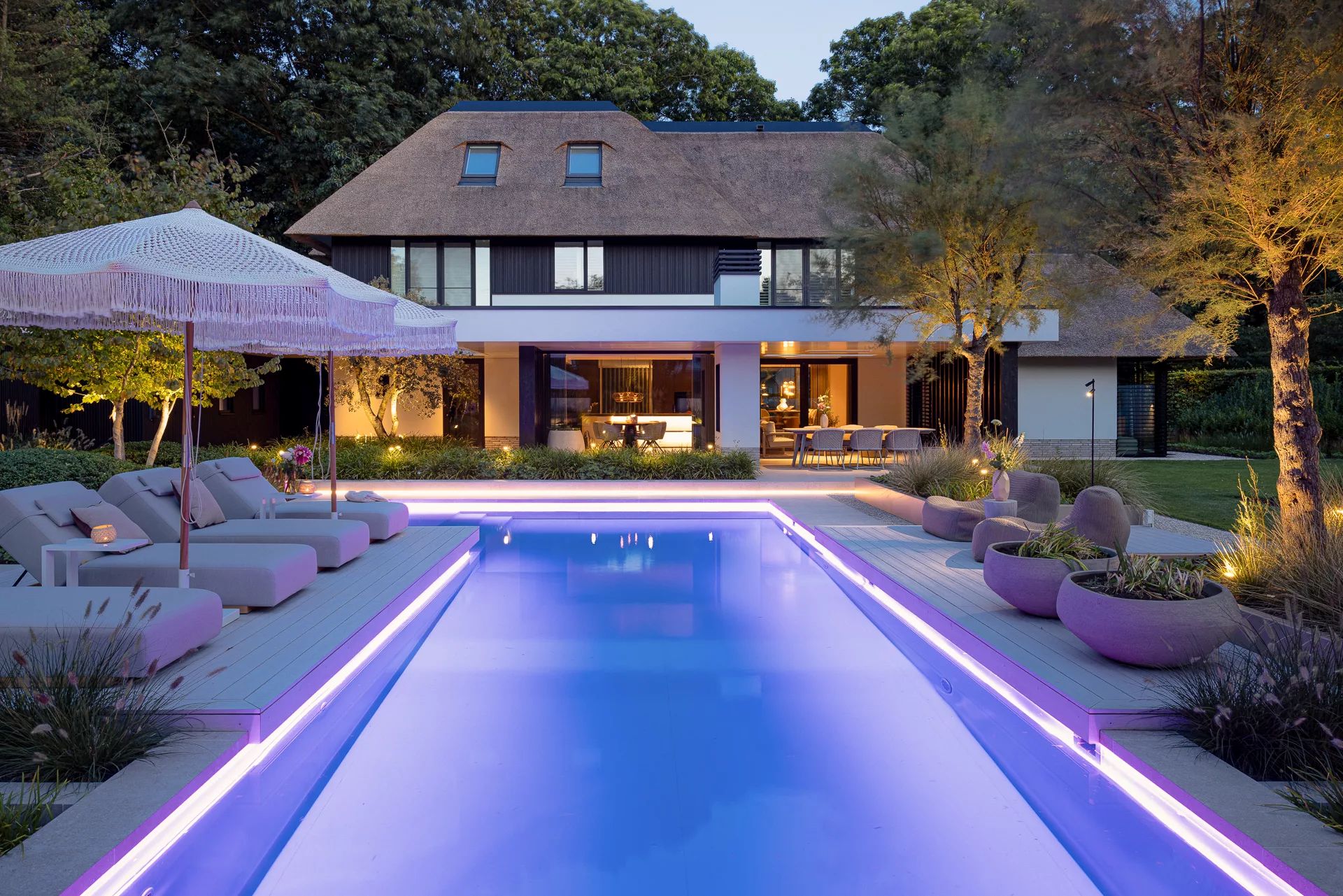 zwembad met ledverlichting