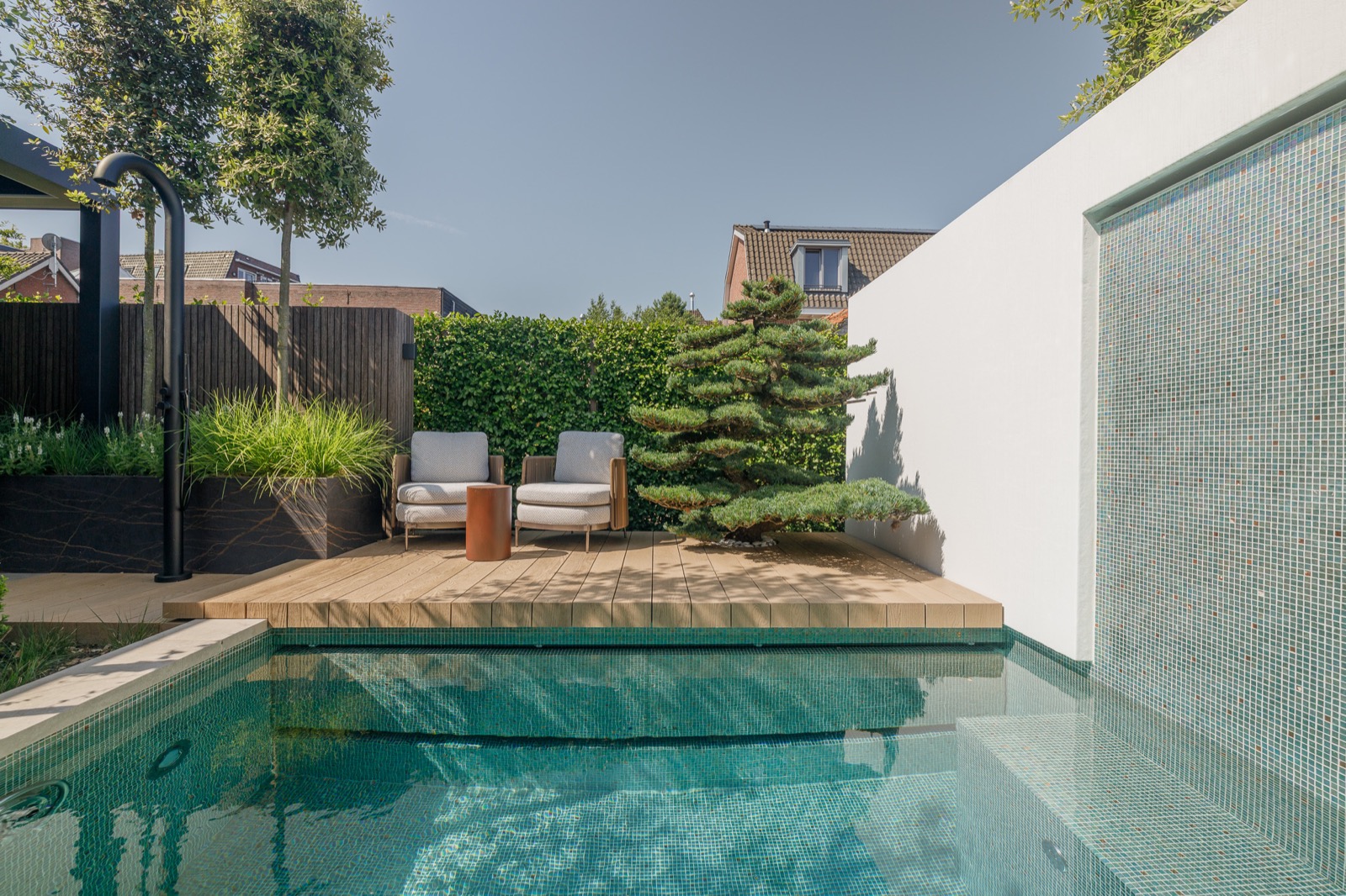tuin met plunge zwembad