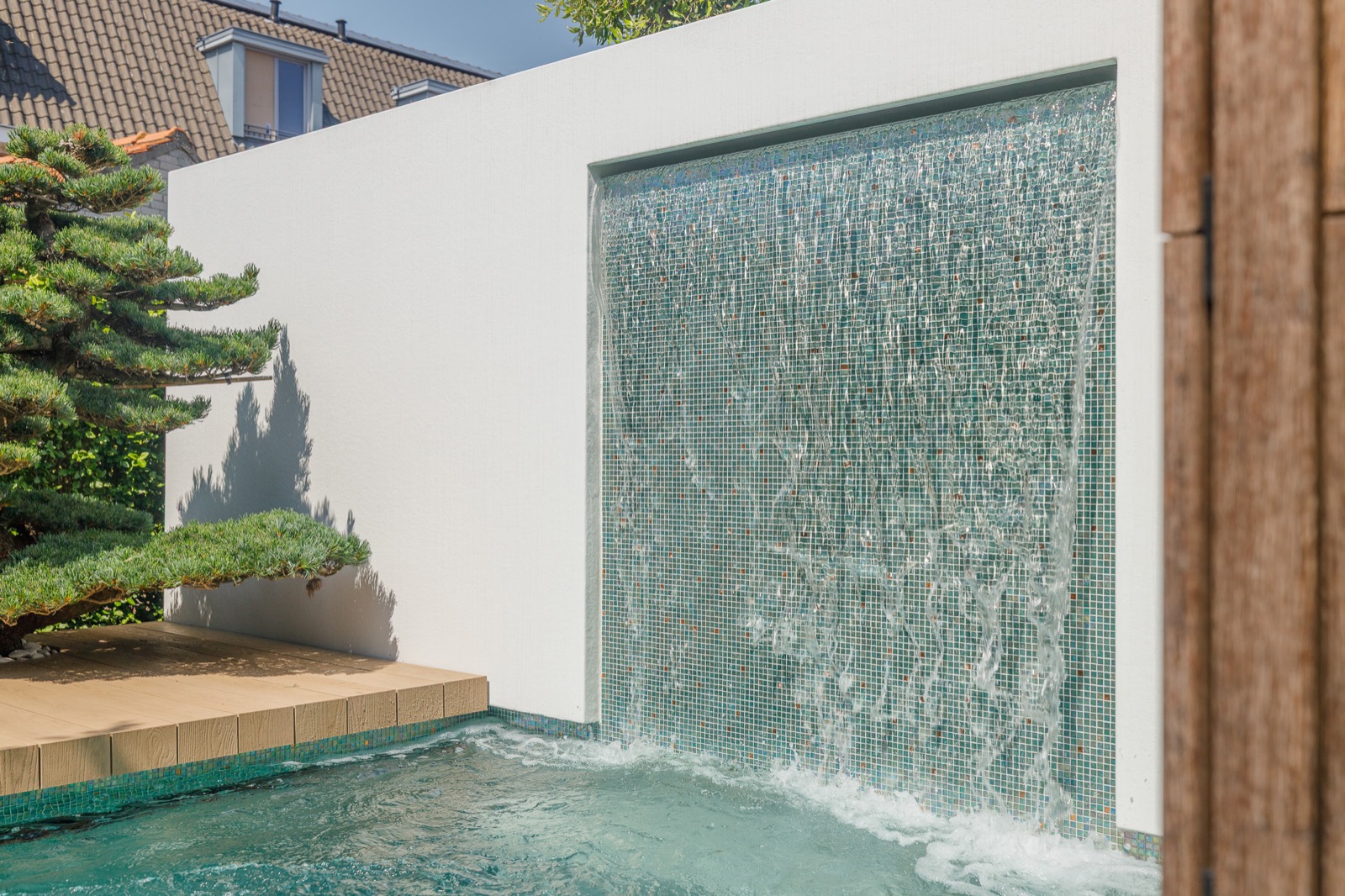 luxe pool met waterval