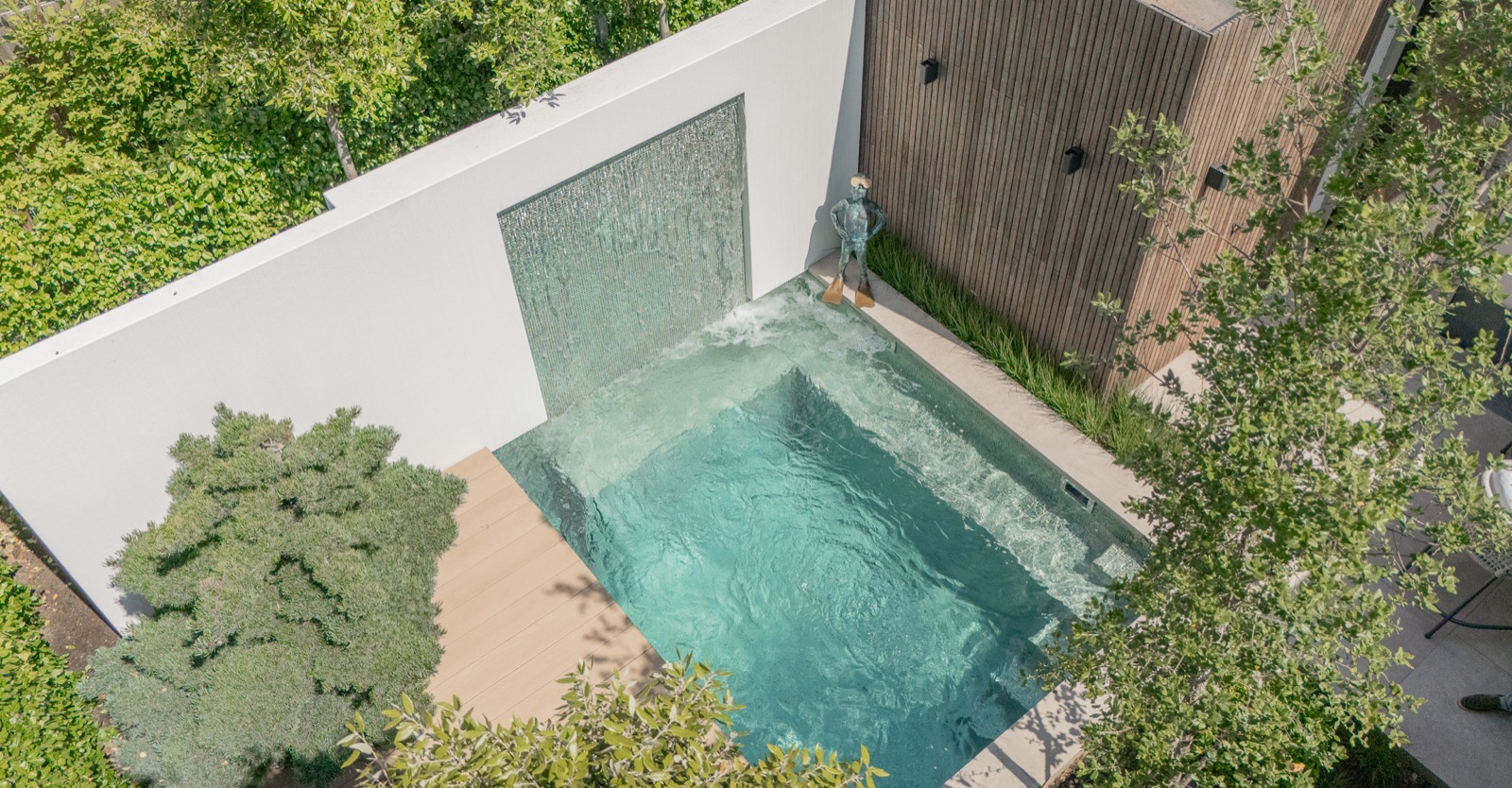 wellnesstuin met luxe pool