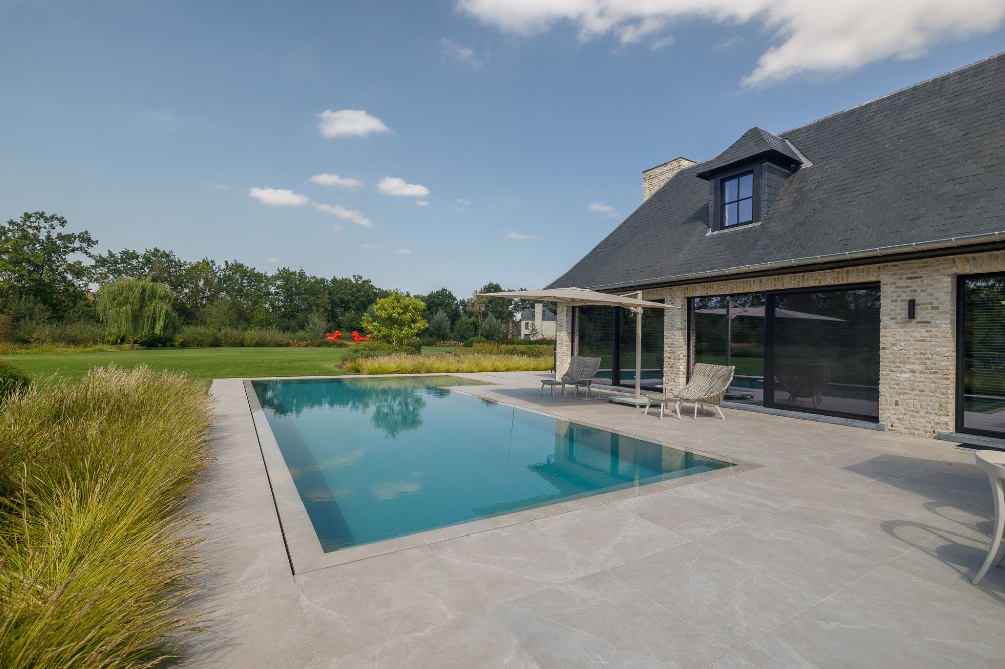 luxe zwembad in tuin