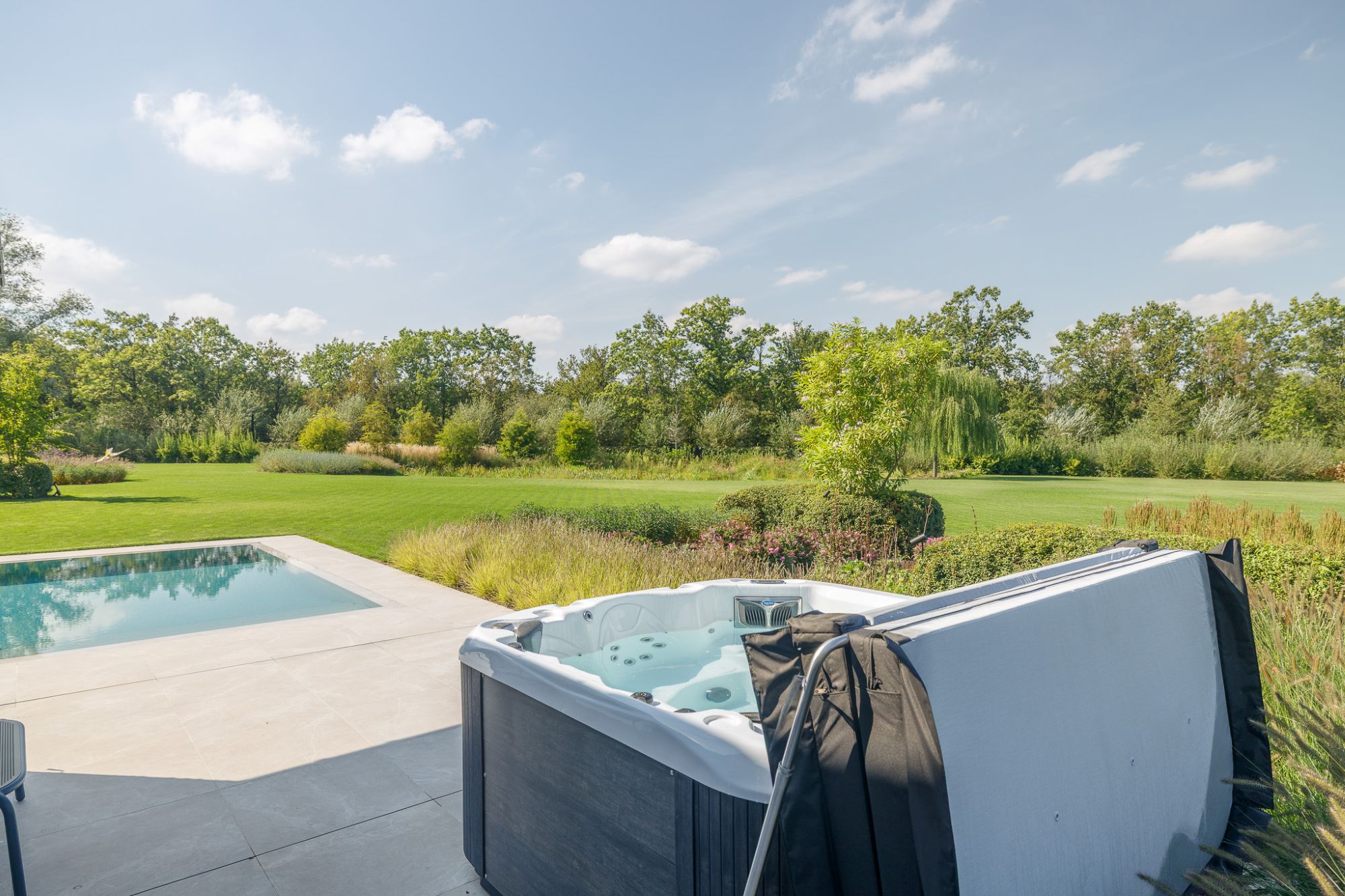 jacuzzi in tuin