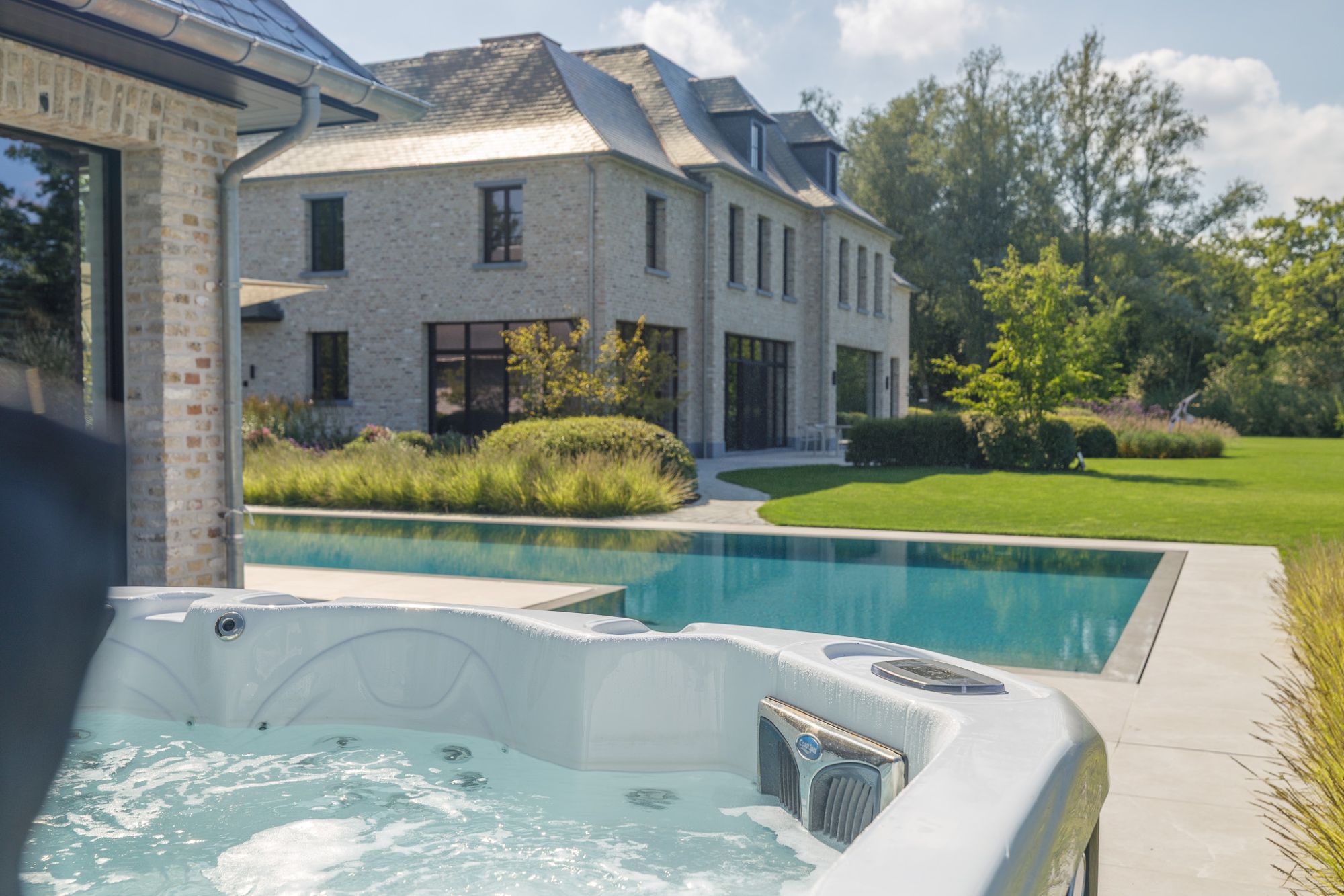 tuin met jacuzzi