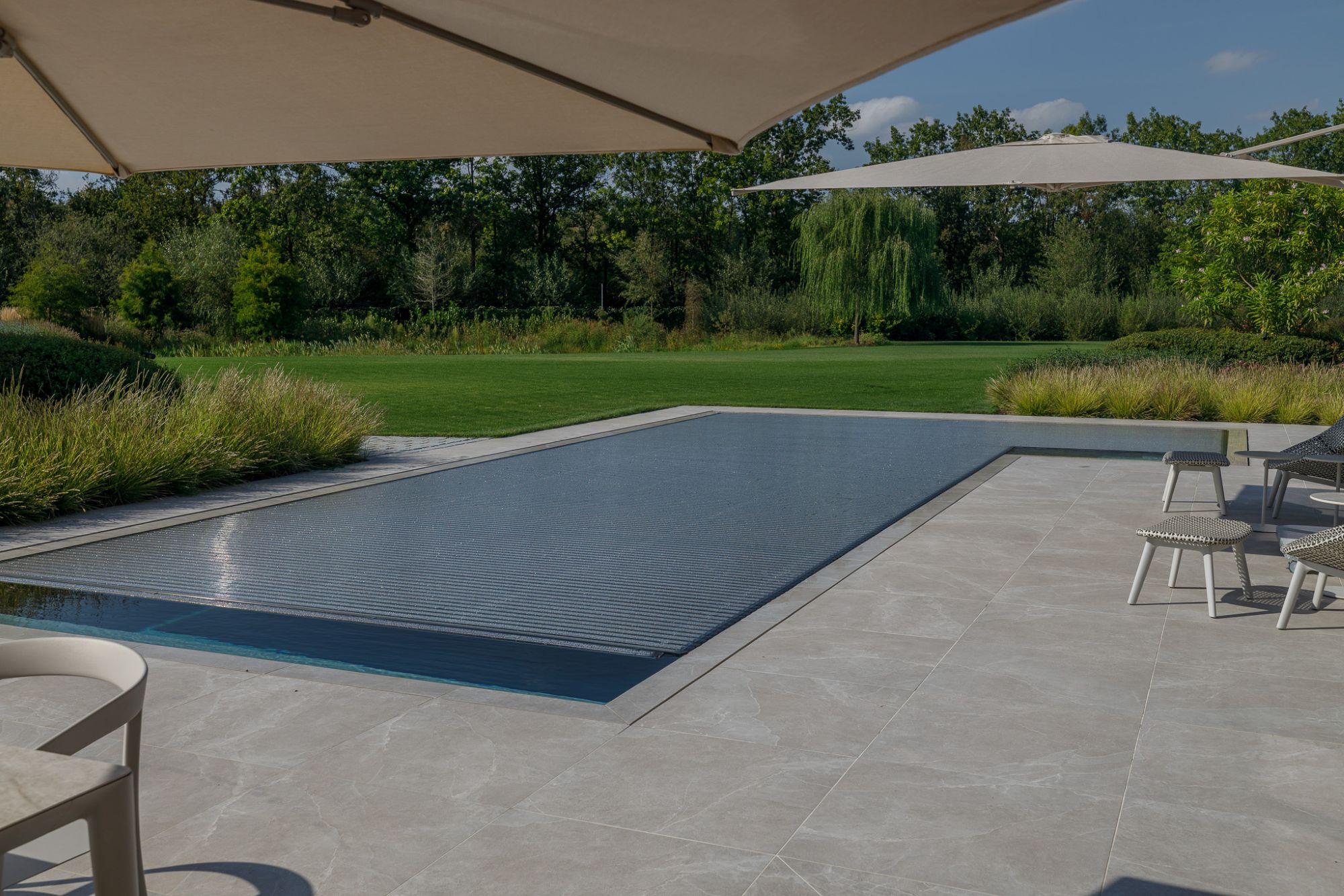 tuin met zwembad