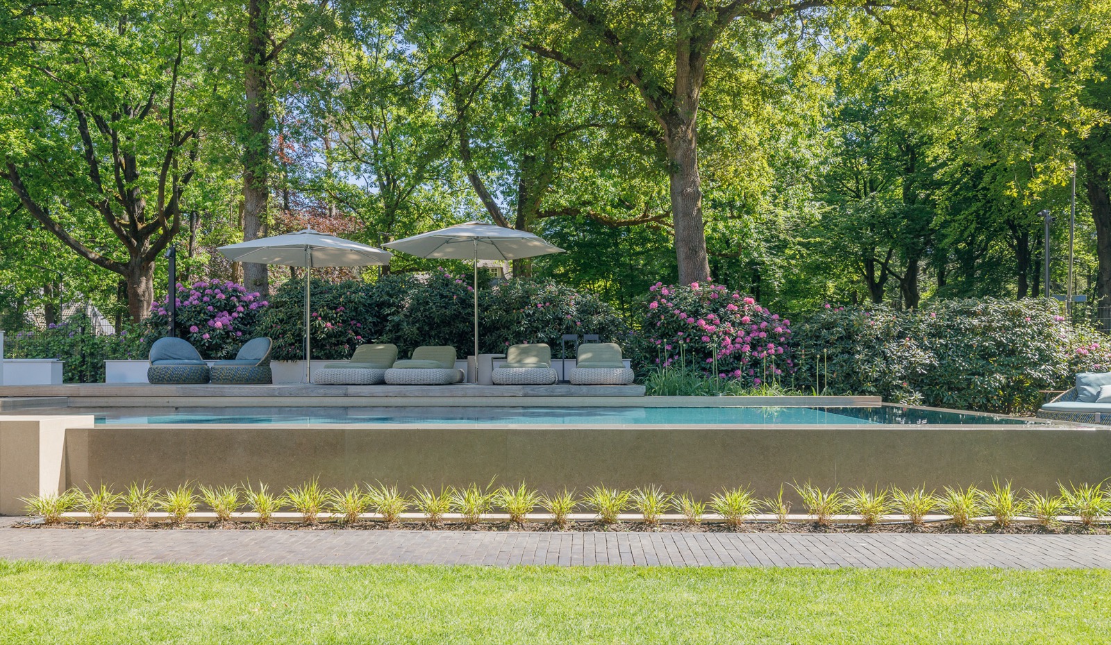 luxe zwembad in tuin