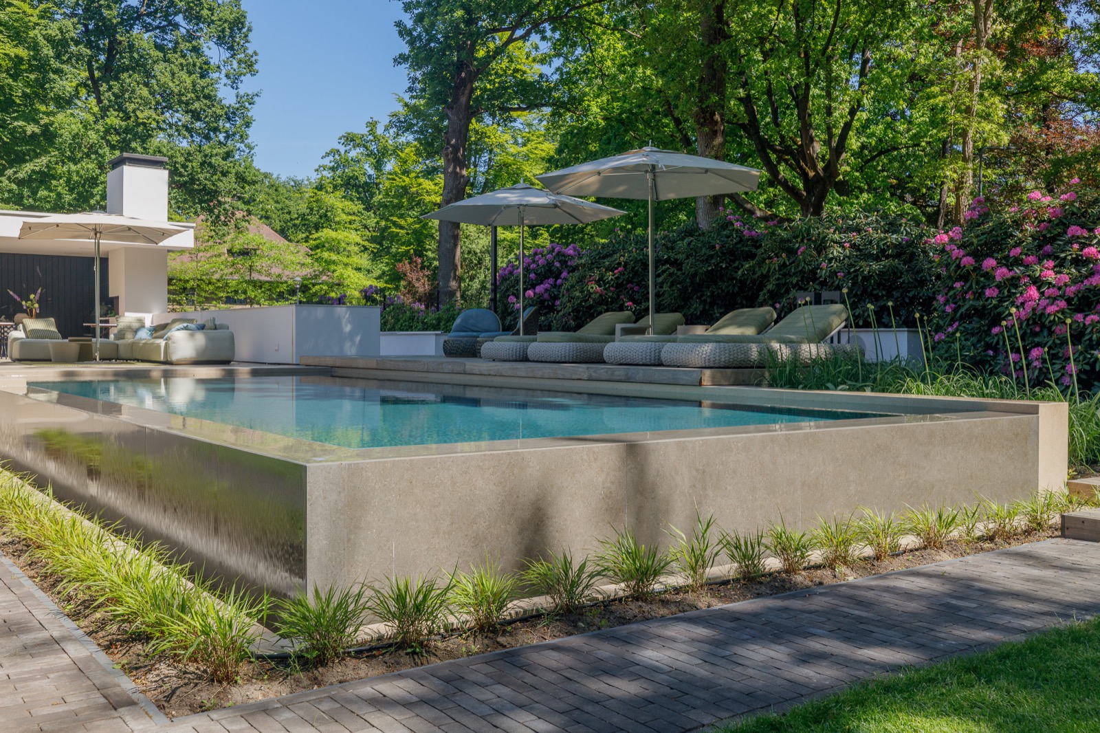 tuin met luxe zwembad
