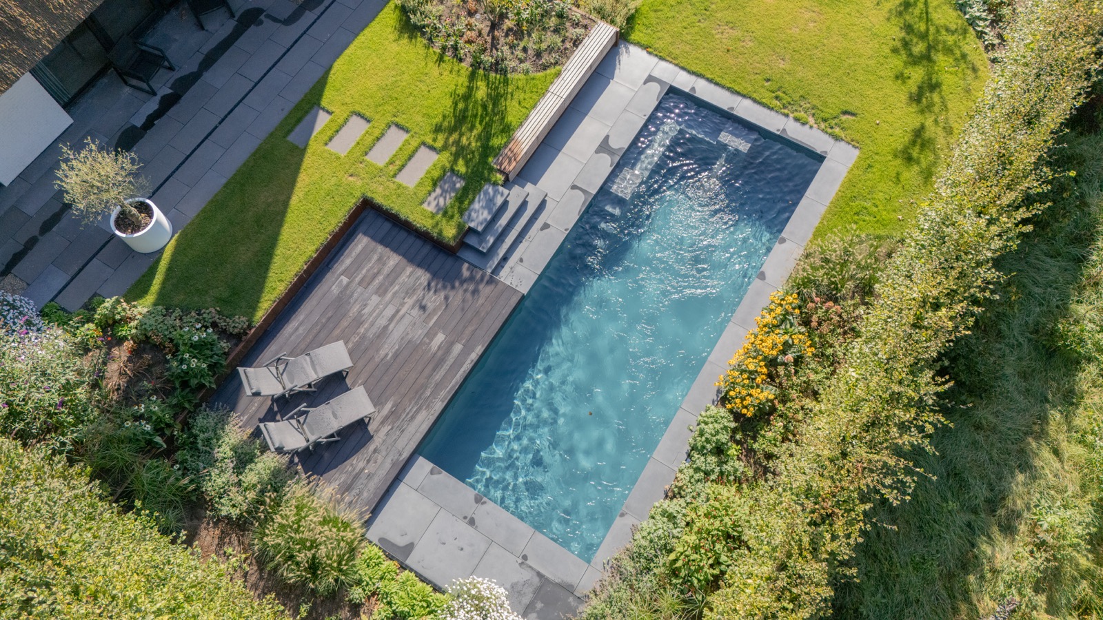 bovenaanzicht luxe zwembad