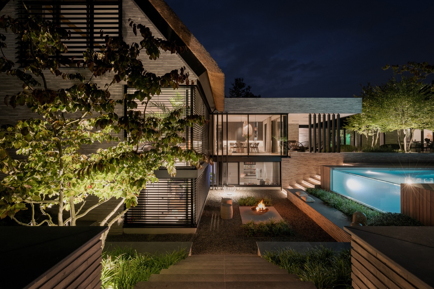 tuin met zithoek en kampvuur