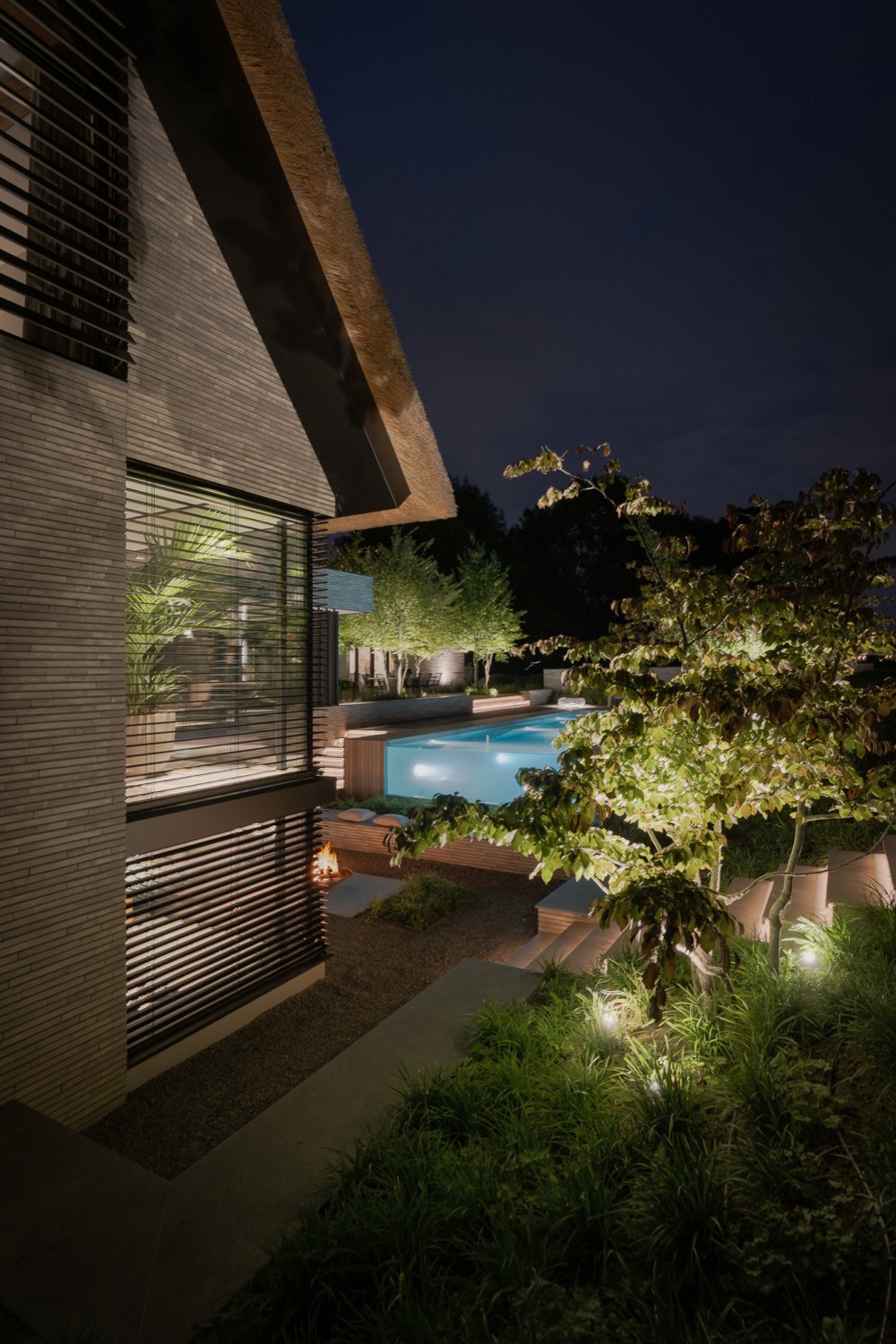 luxe villatuin in de avond