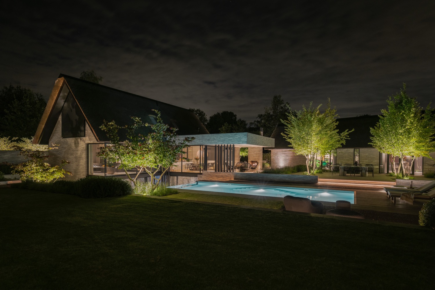 villatuin in de avond