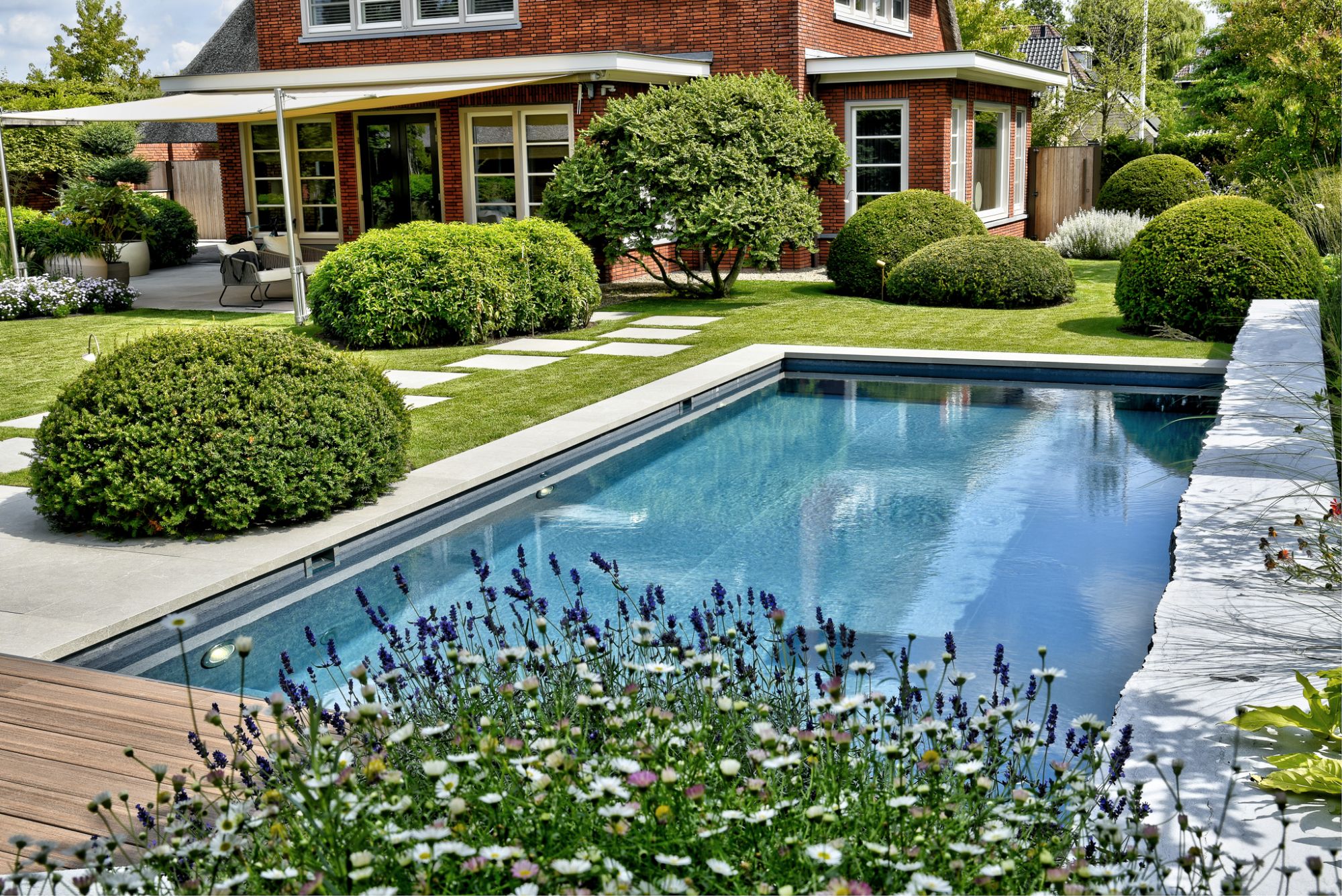 luxe zwembad in tuin