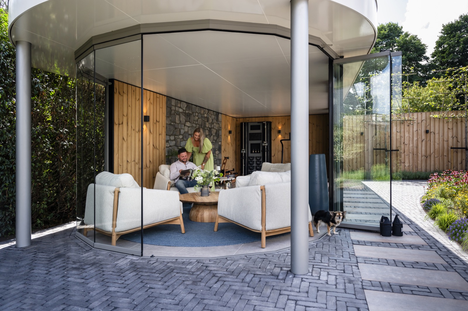 tuinkamer met design fitnessapparatuur