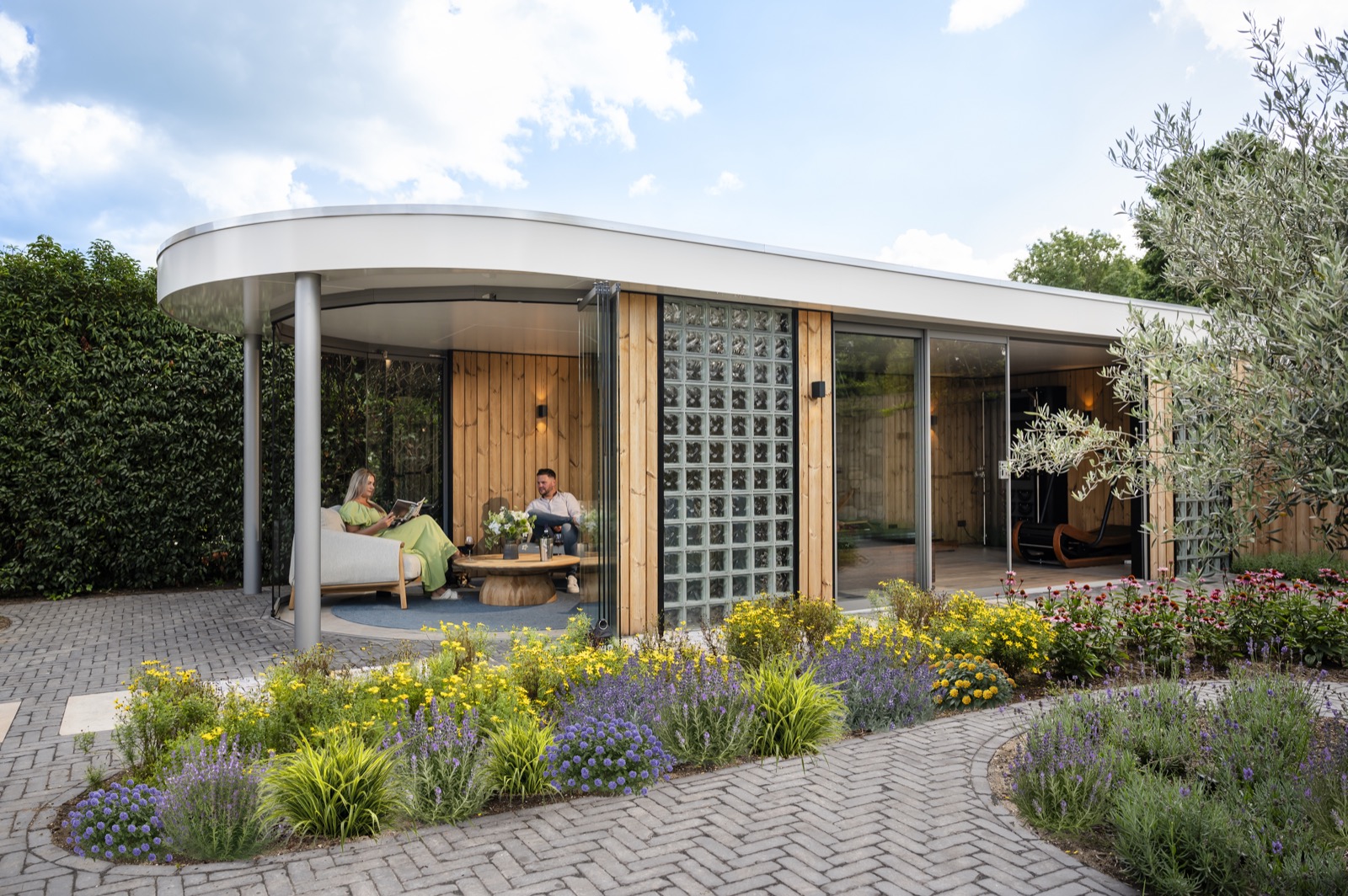 tuinkamer met luxe fitnessapparatuur