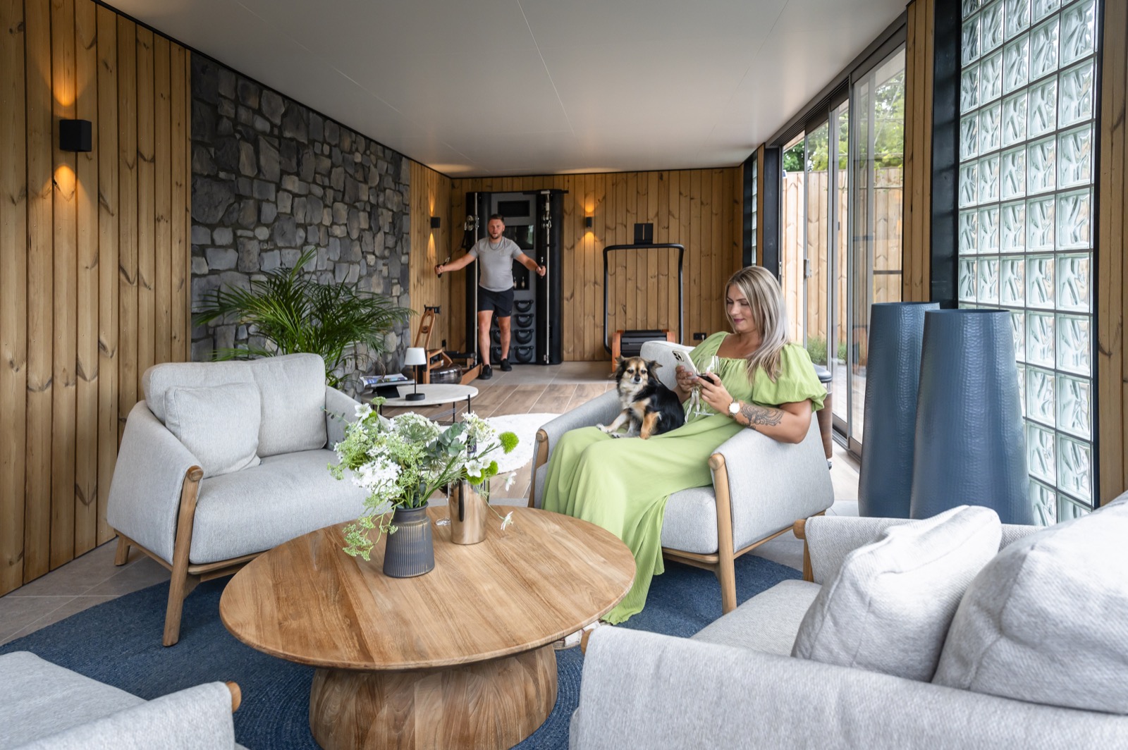 tuinkamer met high-end fitnessapparatuur