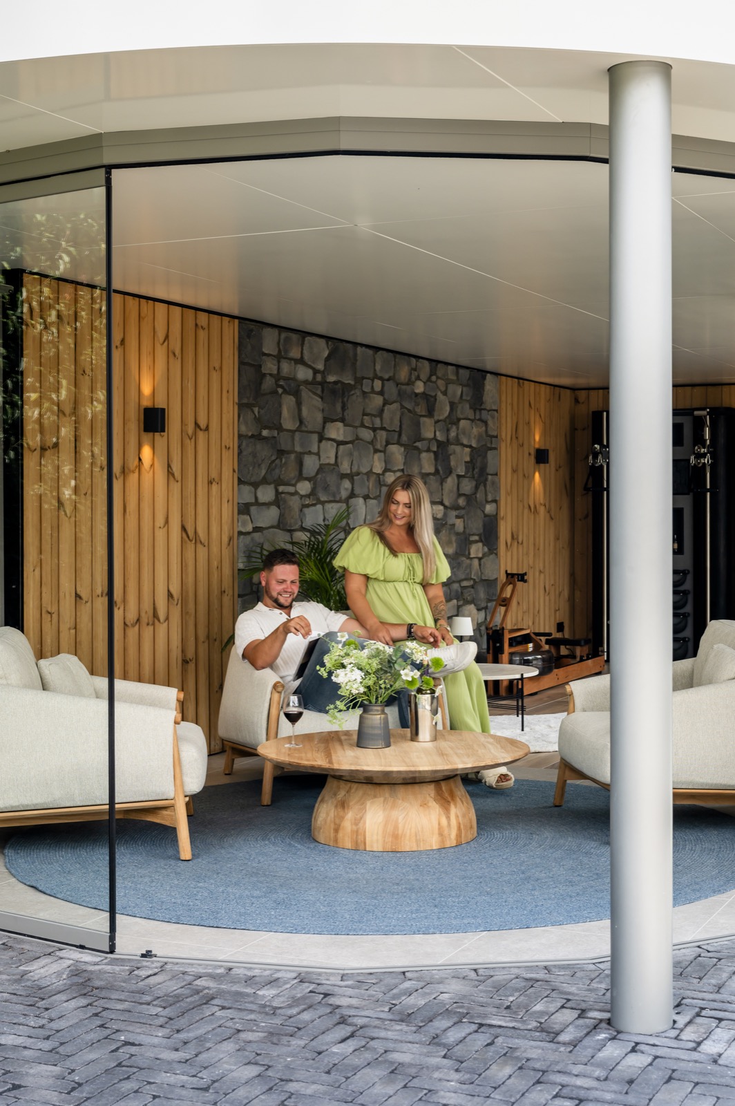 tuinkamer met exclusieve fitnessapparatuur