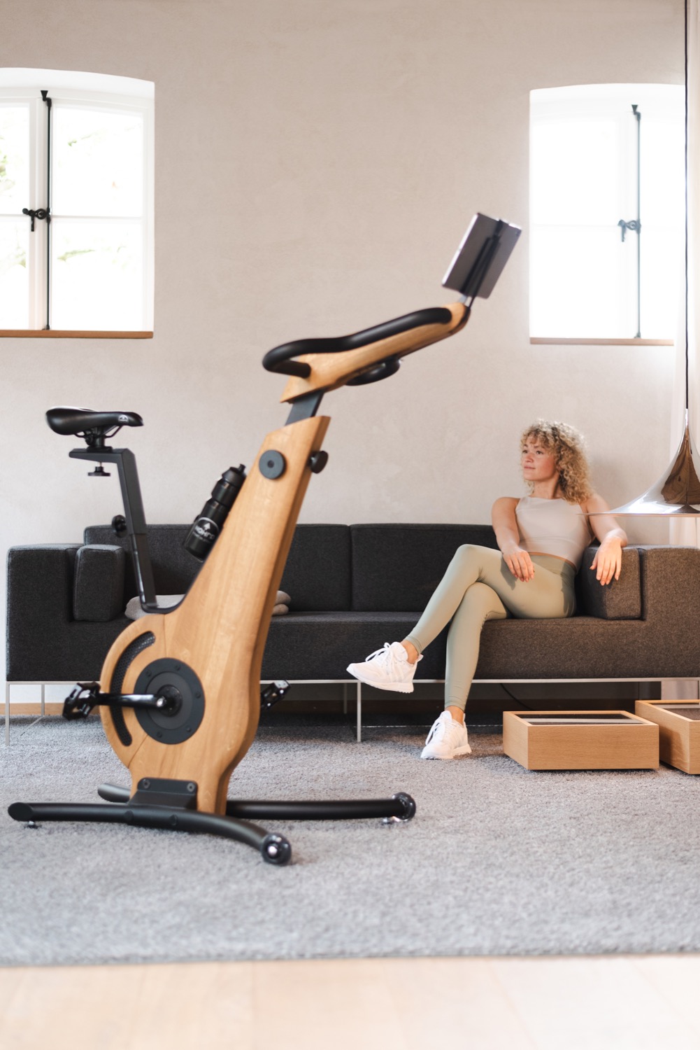 dame met fitness fiets