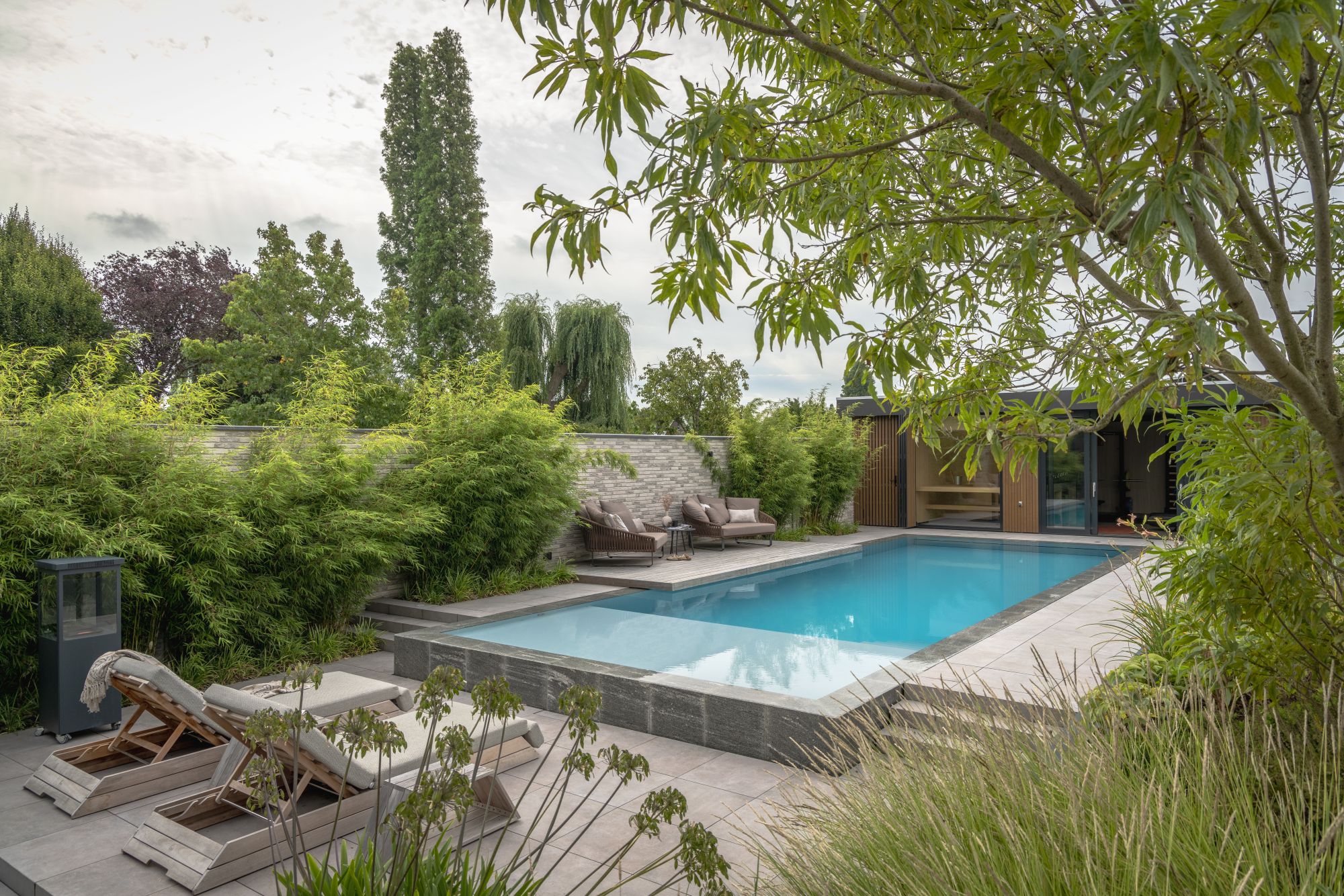 luxe zwembad in tuin