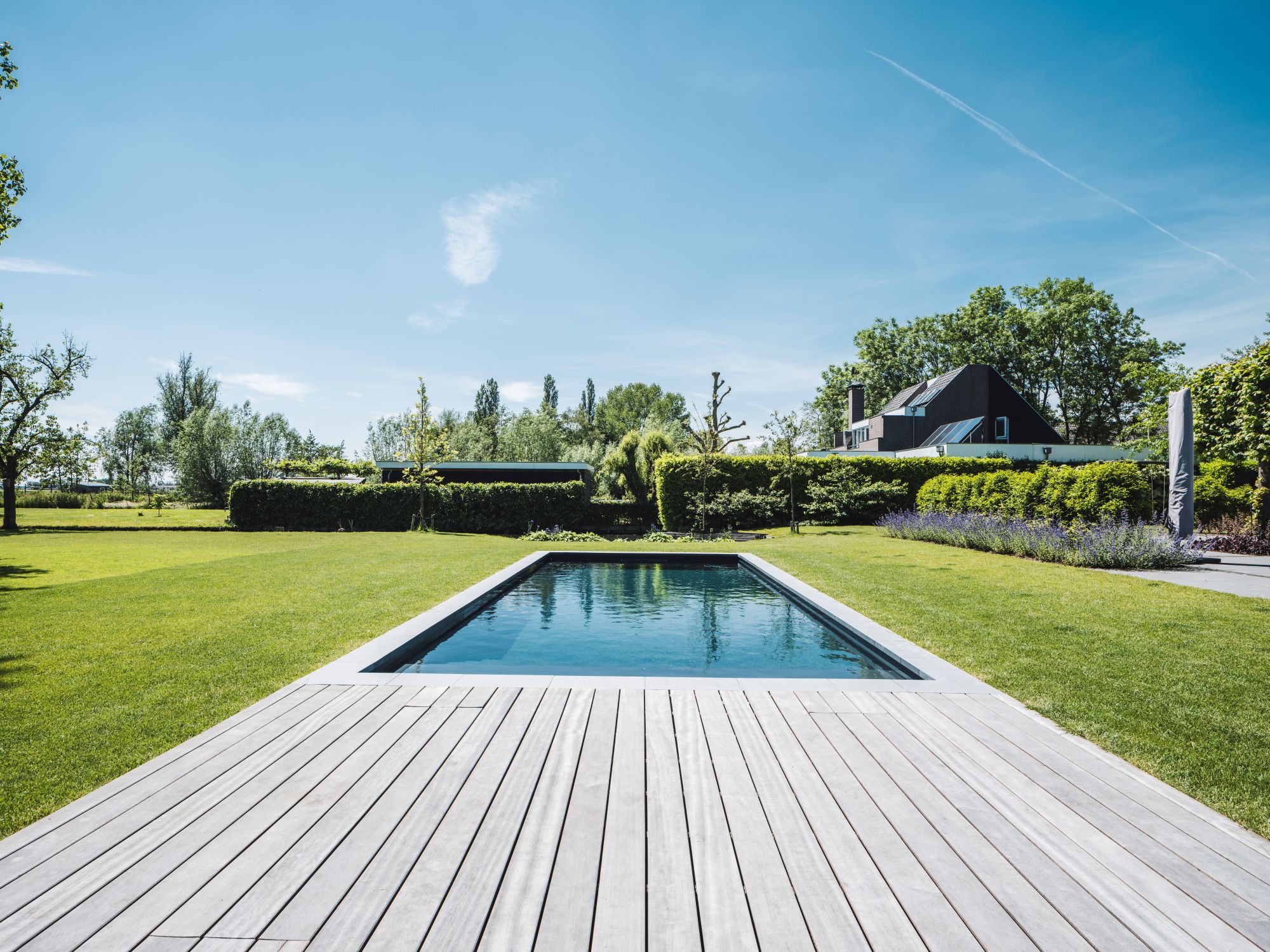 zwembad met houtenvlonder