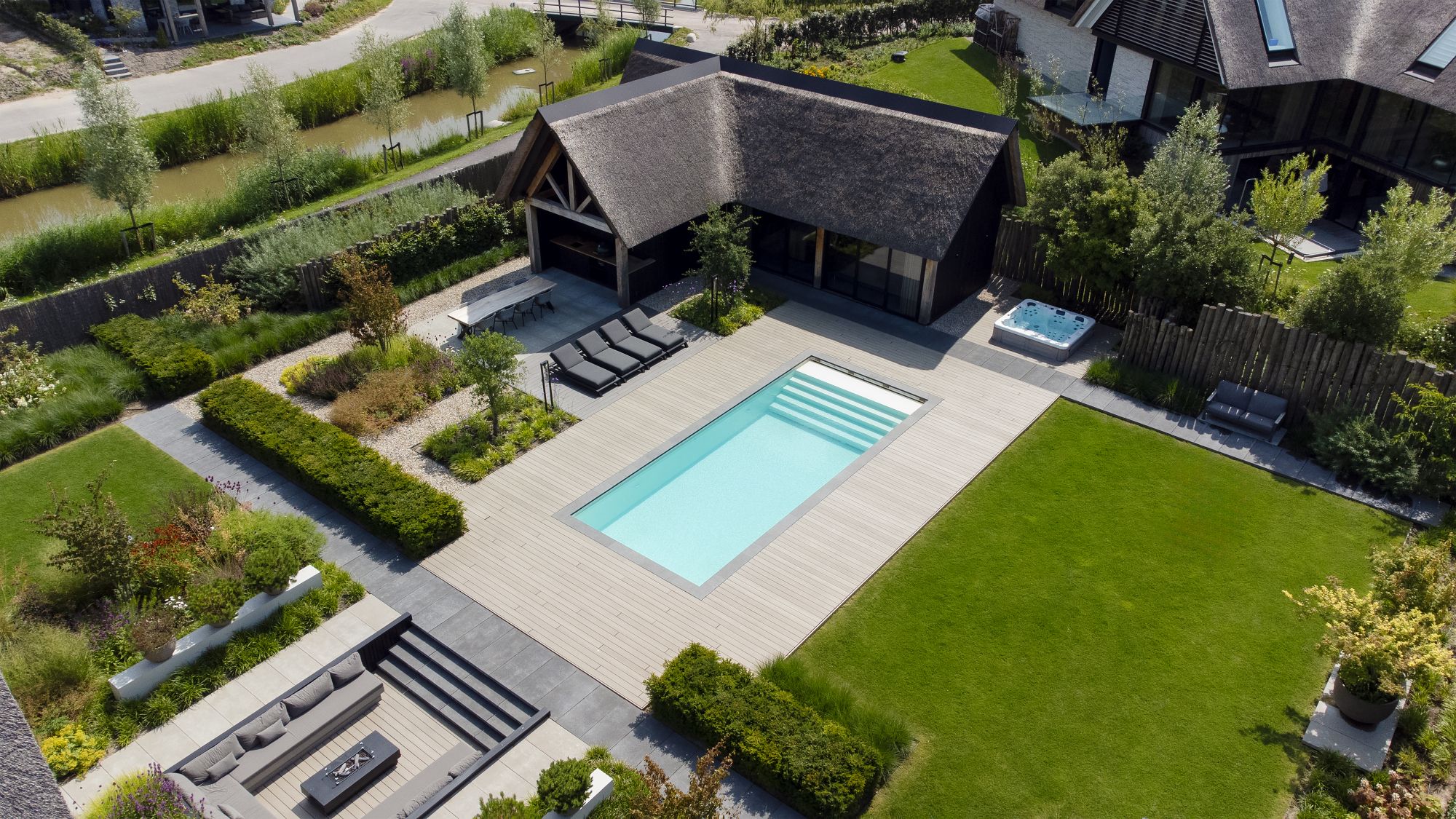 luxe tuin met zwembad