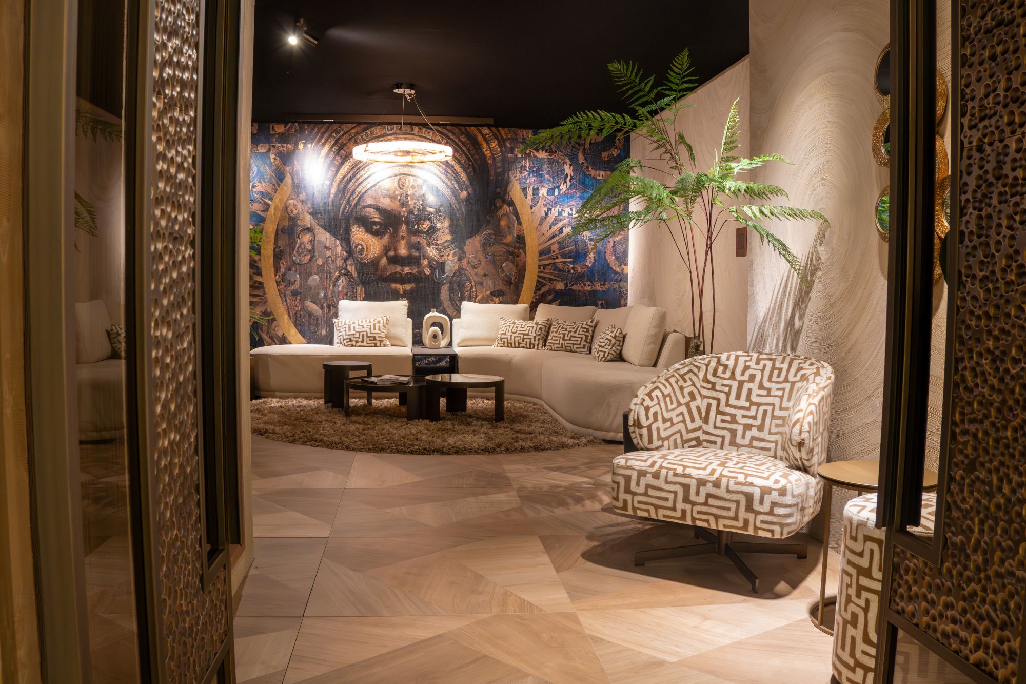 woonkamer met wandafwerking