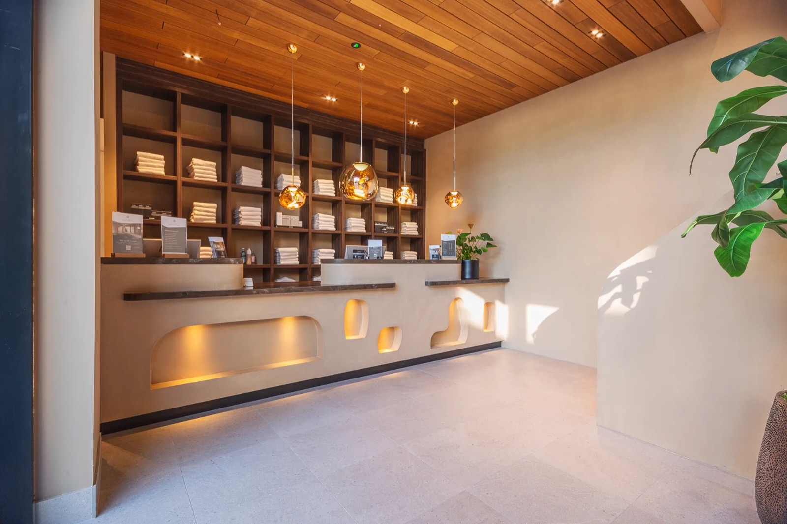 balie met luxe wandafwerking