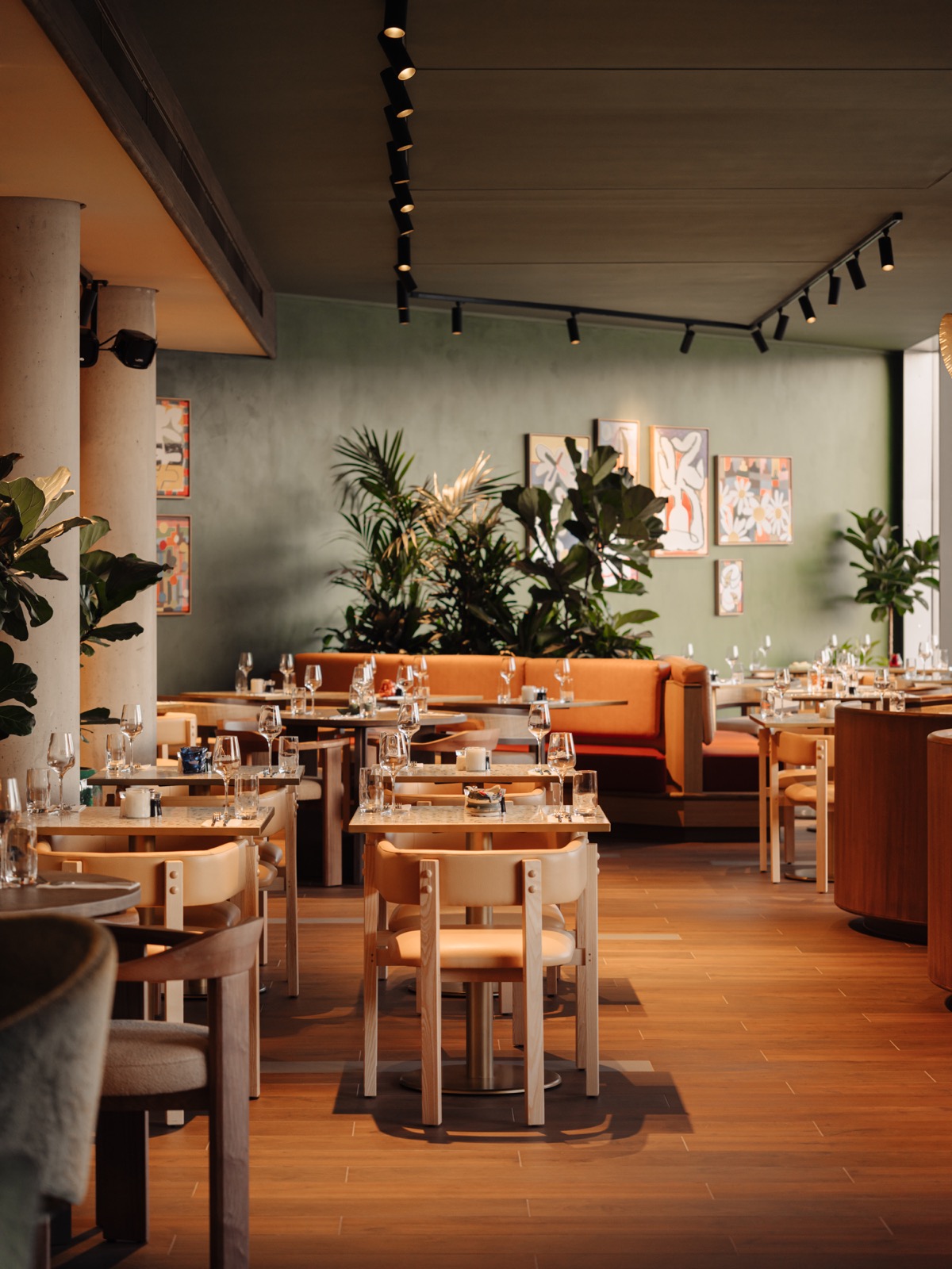 restaurant inrichting met luxe meubels
