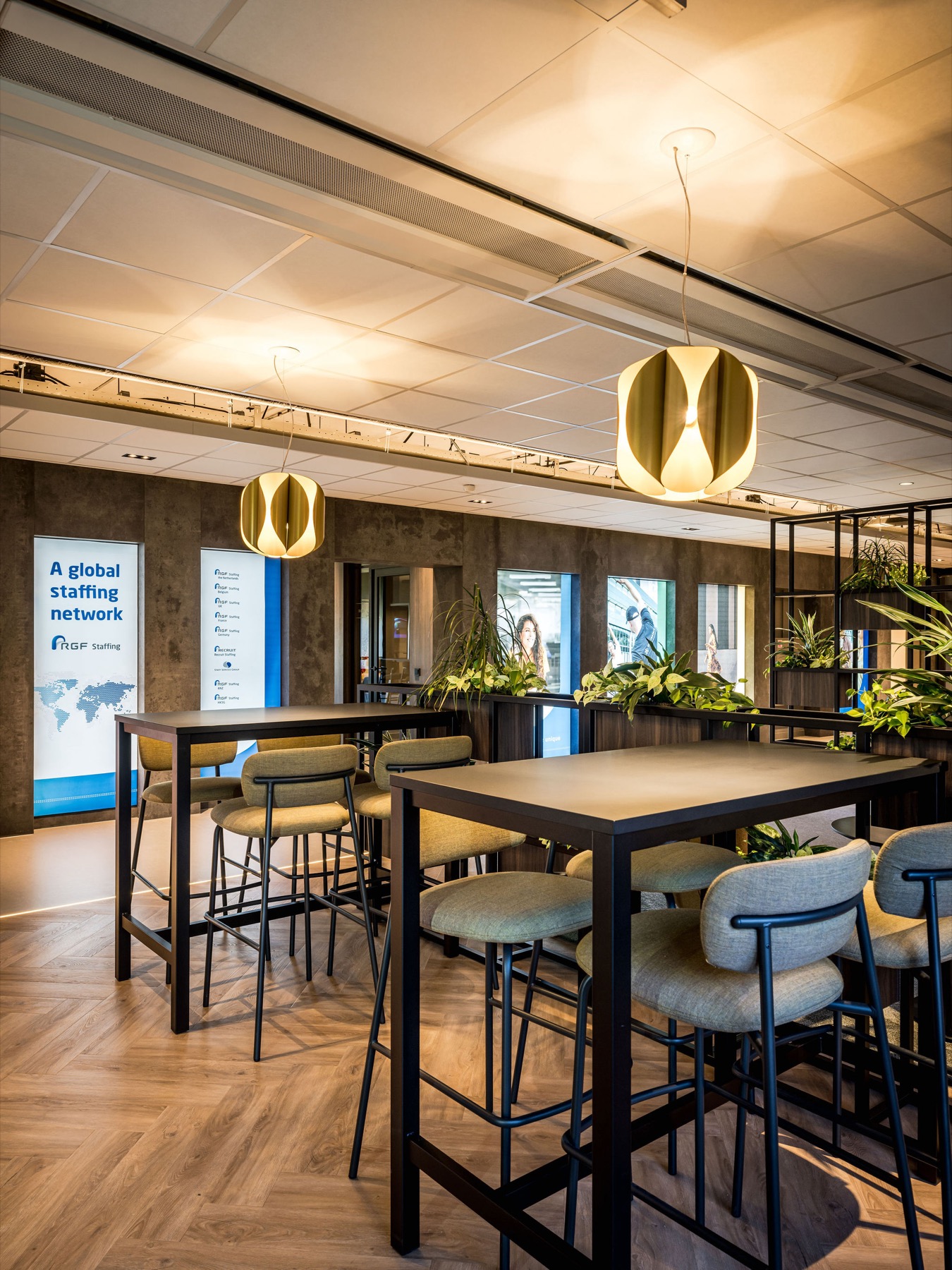 hoge tafels met stoelen