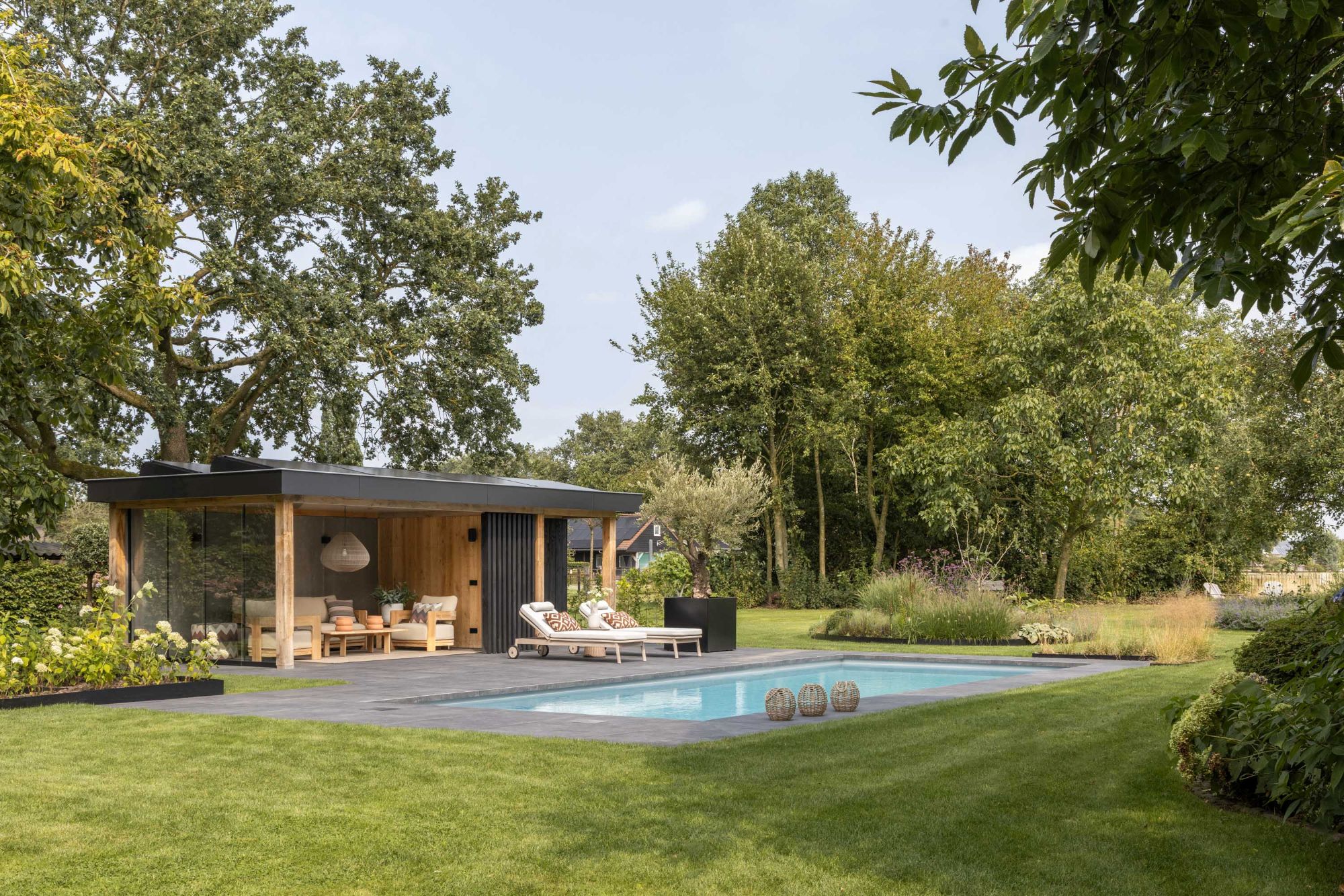 villa tuin met zwembad