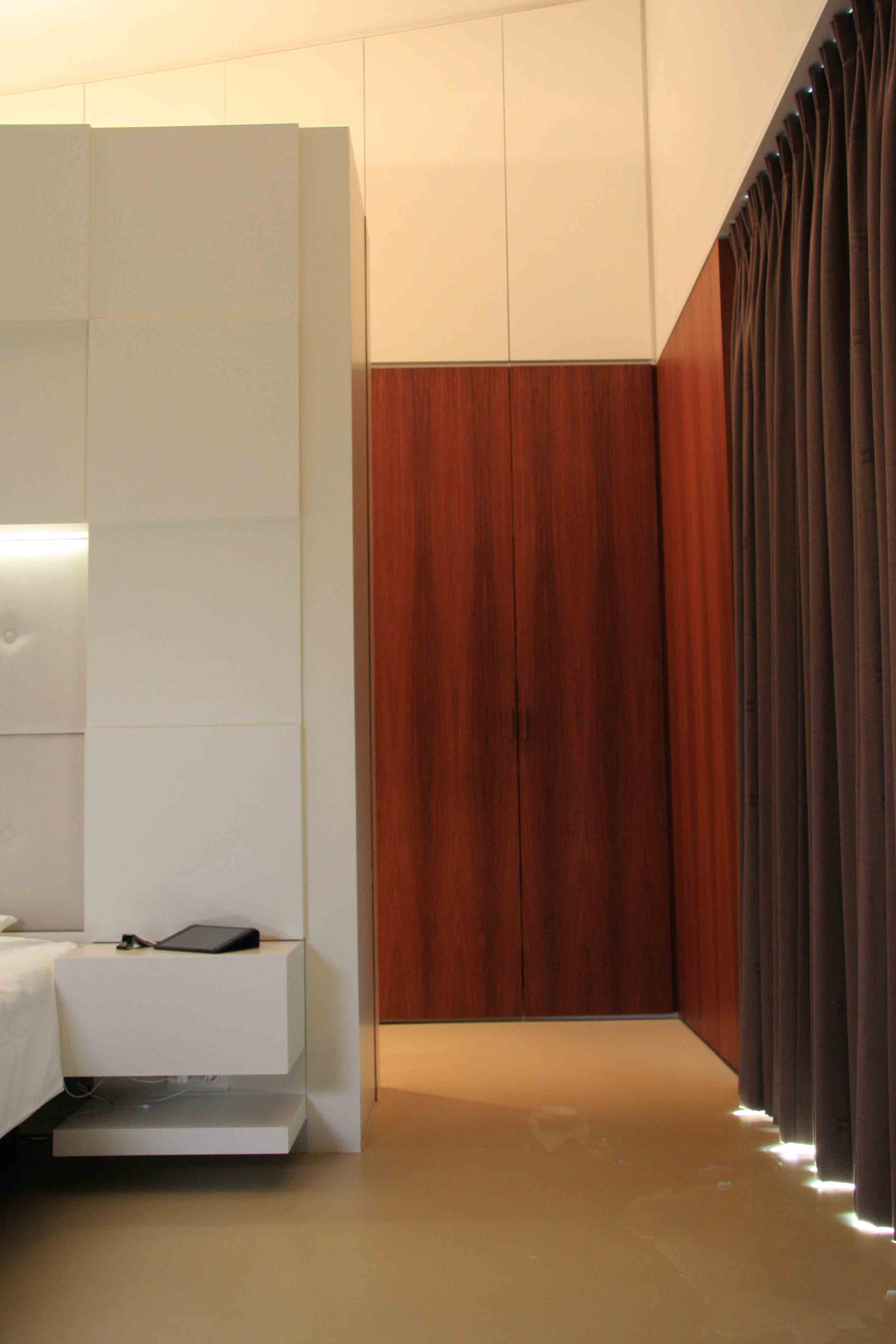 slaapkamer met rode gordijnen