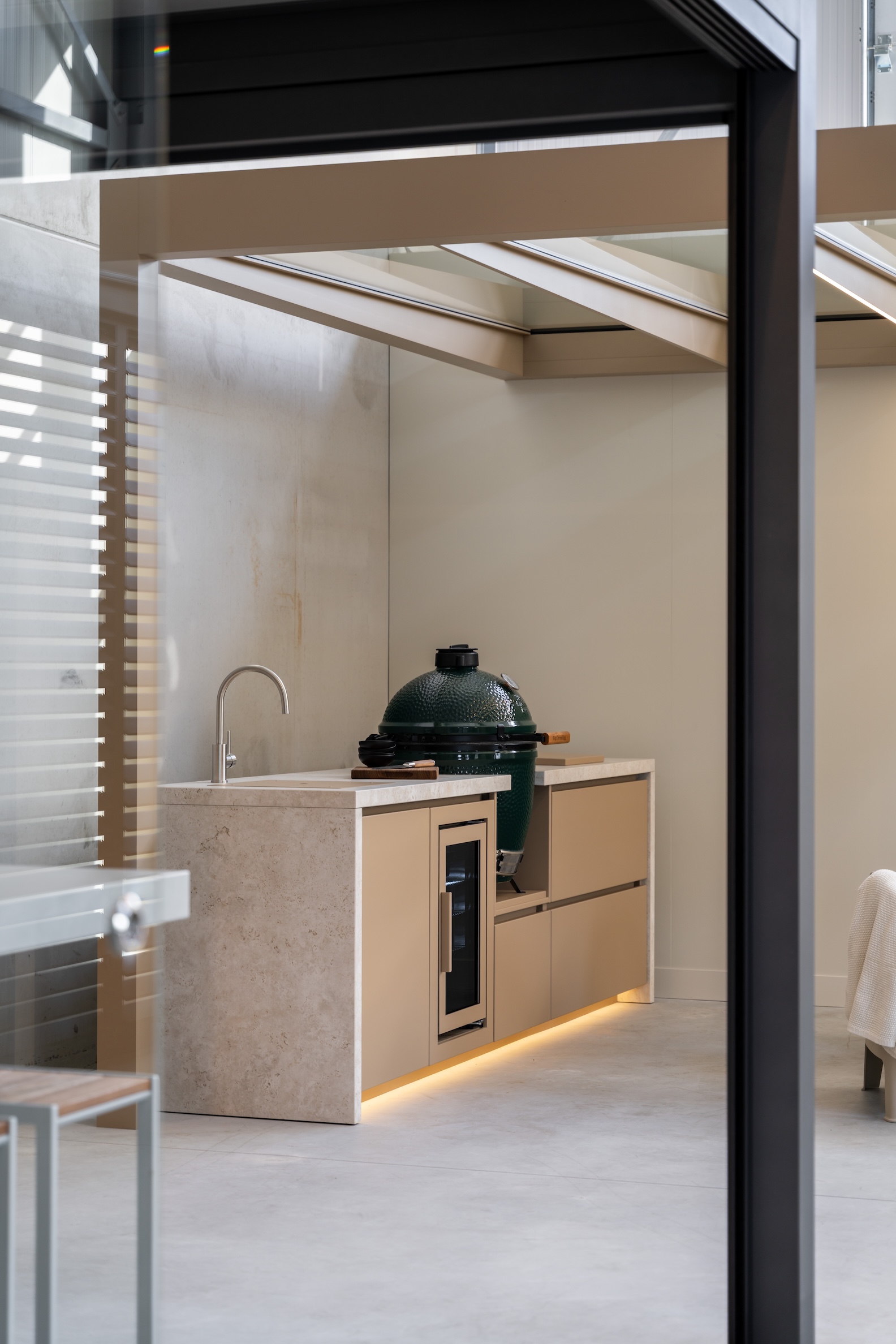 maatwerk buitenkeuken onder overkapping