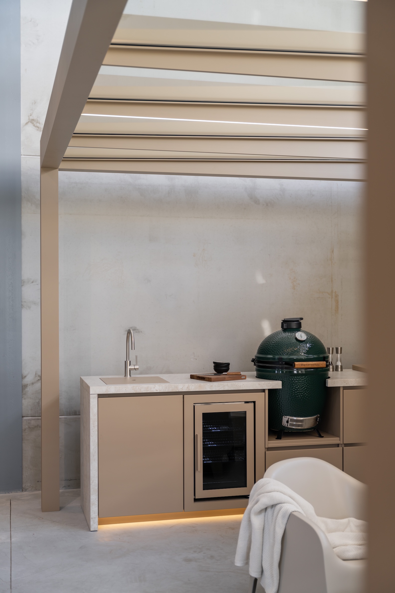 design buitenkeuken onder overkapping