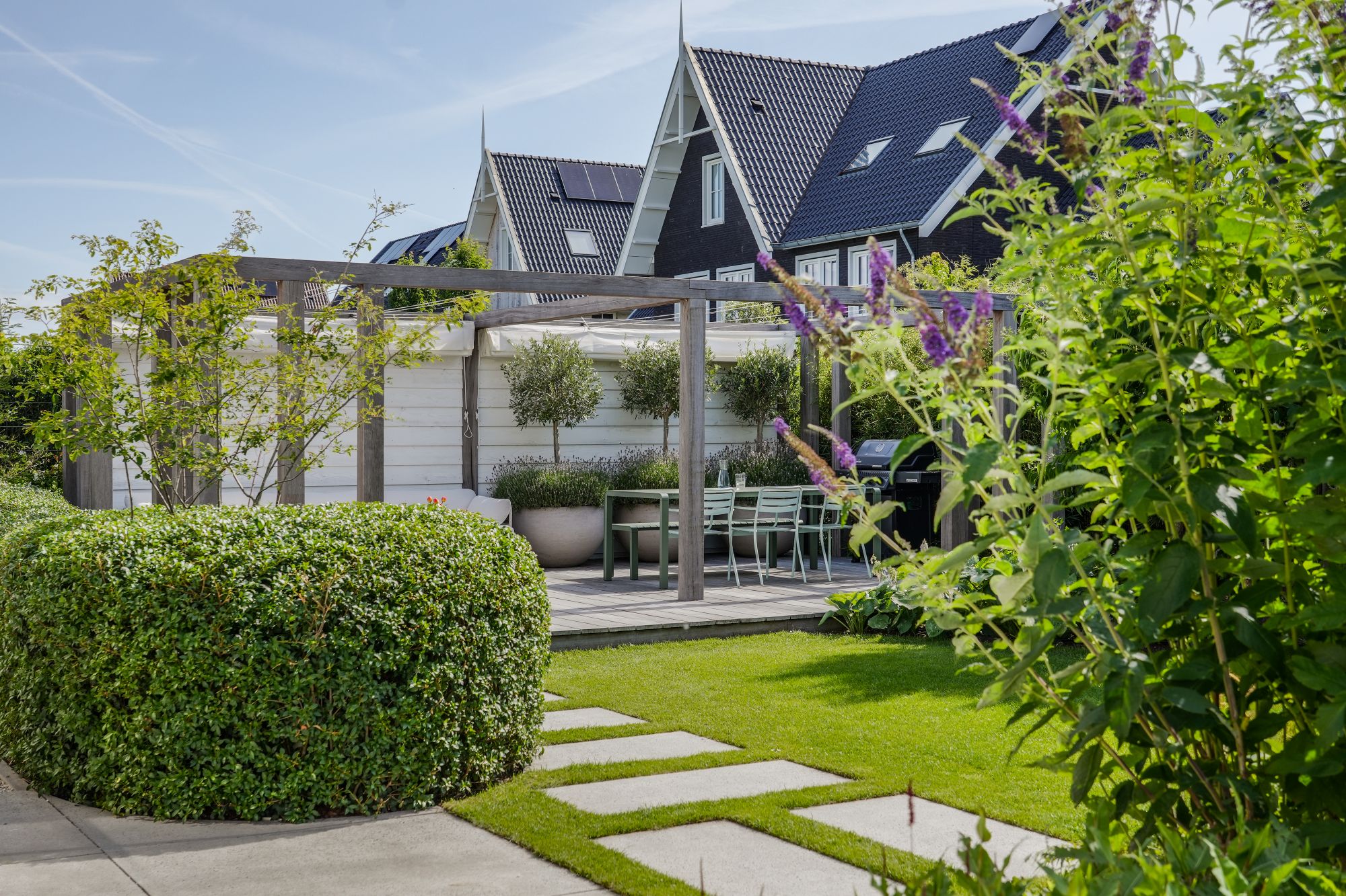 tuin met tuinpaden