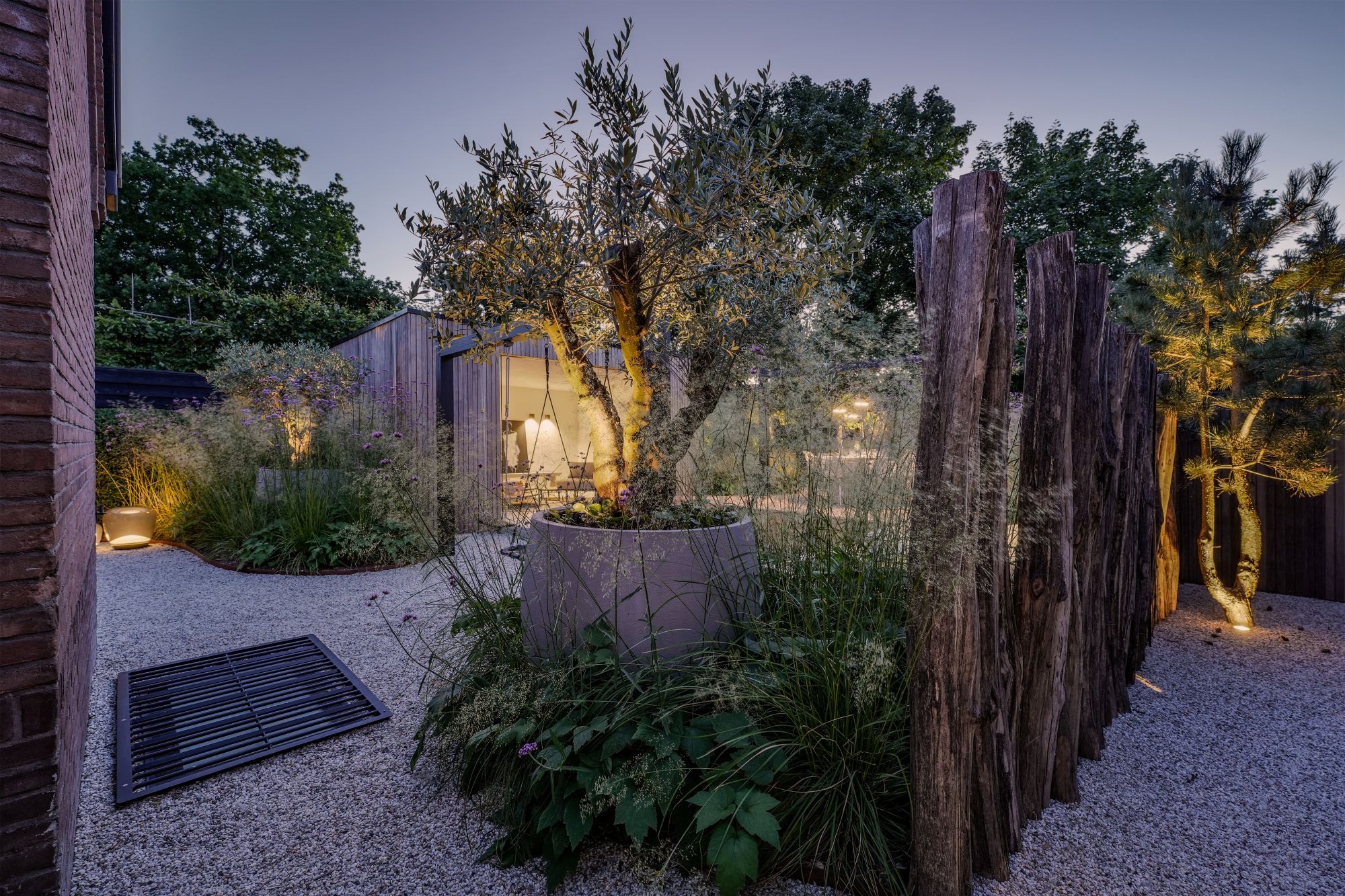 tuin met verlichting