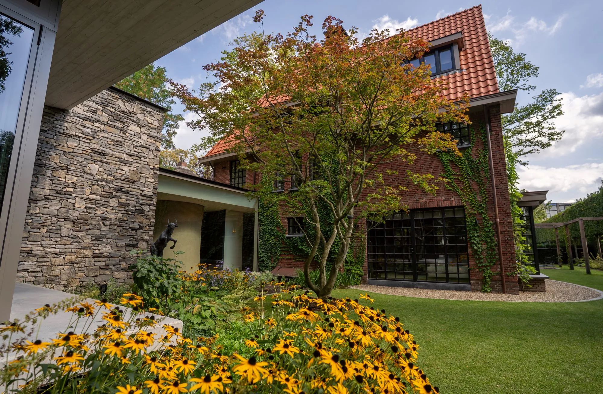 luxe tuin met bloemen