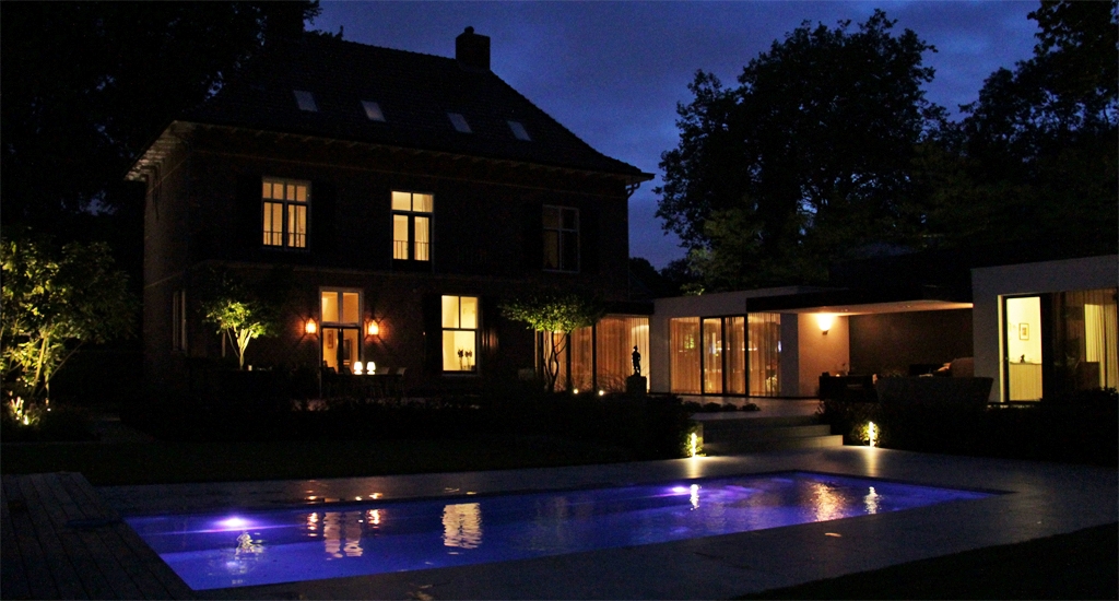 Buitenruimte met luxe verlichting